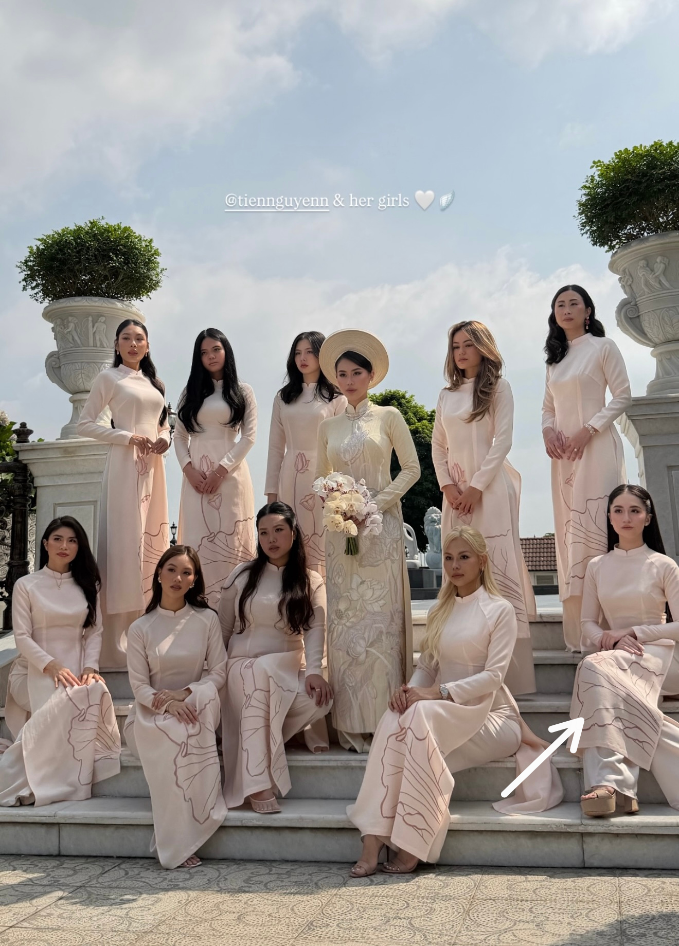 Tổ hợp áo dài hào môn: Hà Tăng, Linh Rin khác biệt nhà chồng; gia đình tỷ phú cài ẩn ý sau 1 chi tiết- Ảnh 9.