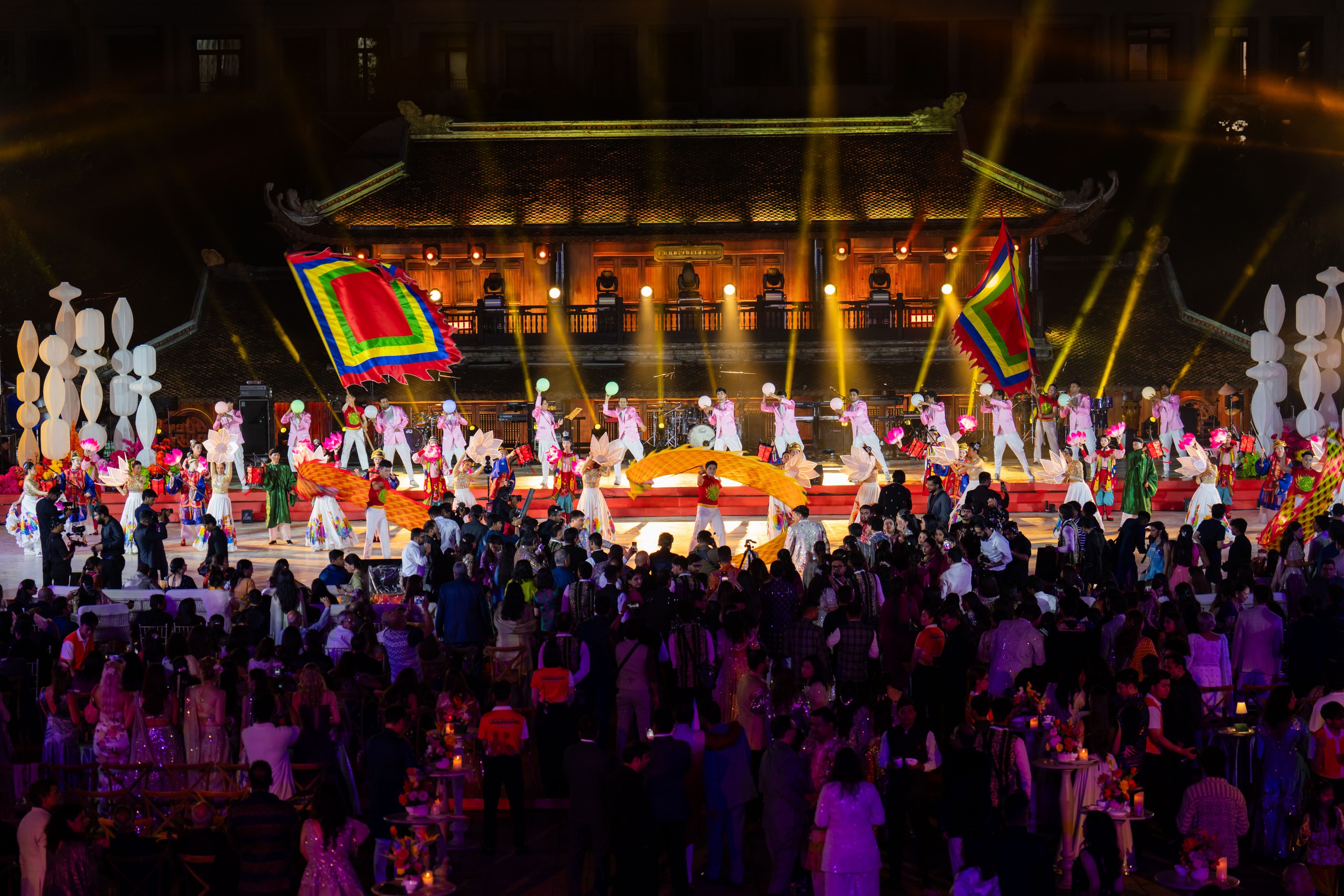 Đám cưới xa hoa, hoành tráng của tỉ phú Ấn Độ được tổ chức trong 7 ngày ở Phú Quốc 3 Phú Quốc - Ảnh 3.