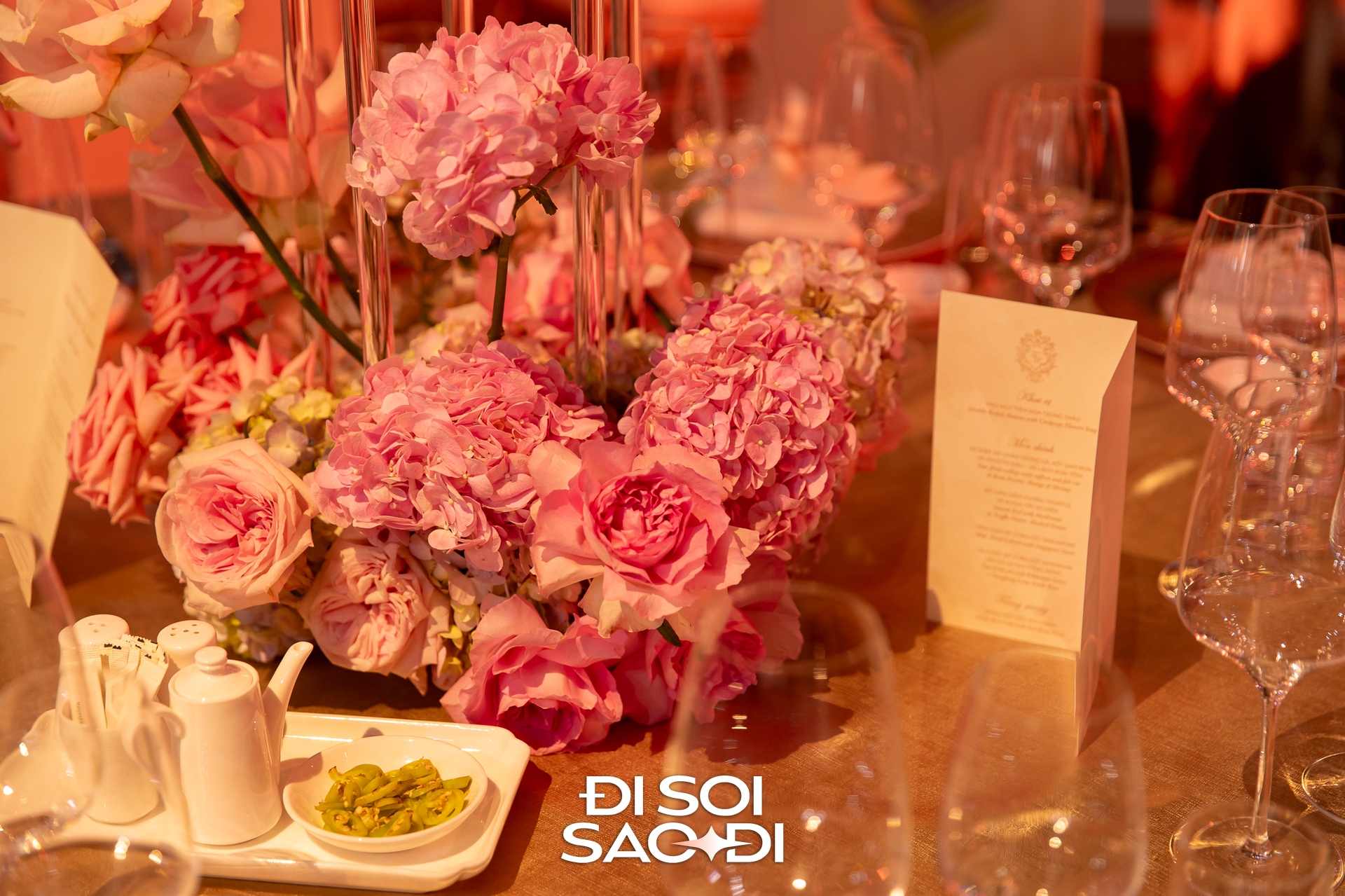 Lễ cưới của Tiên Nguyễn và chồng gốc Dubai: Hà Tăng xinh như Lễ cưới của Tiên Nguyễn và chồng gốc Dubai: Hà Tăng xinh như