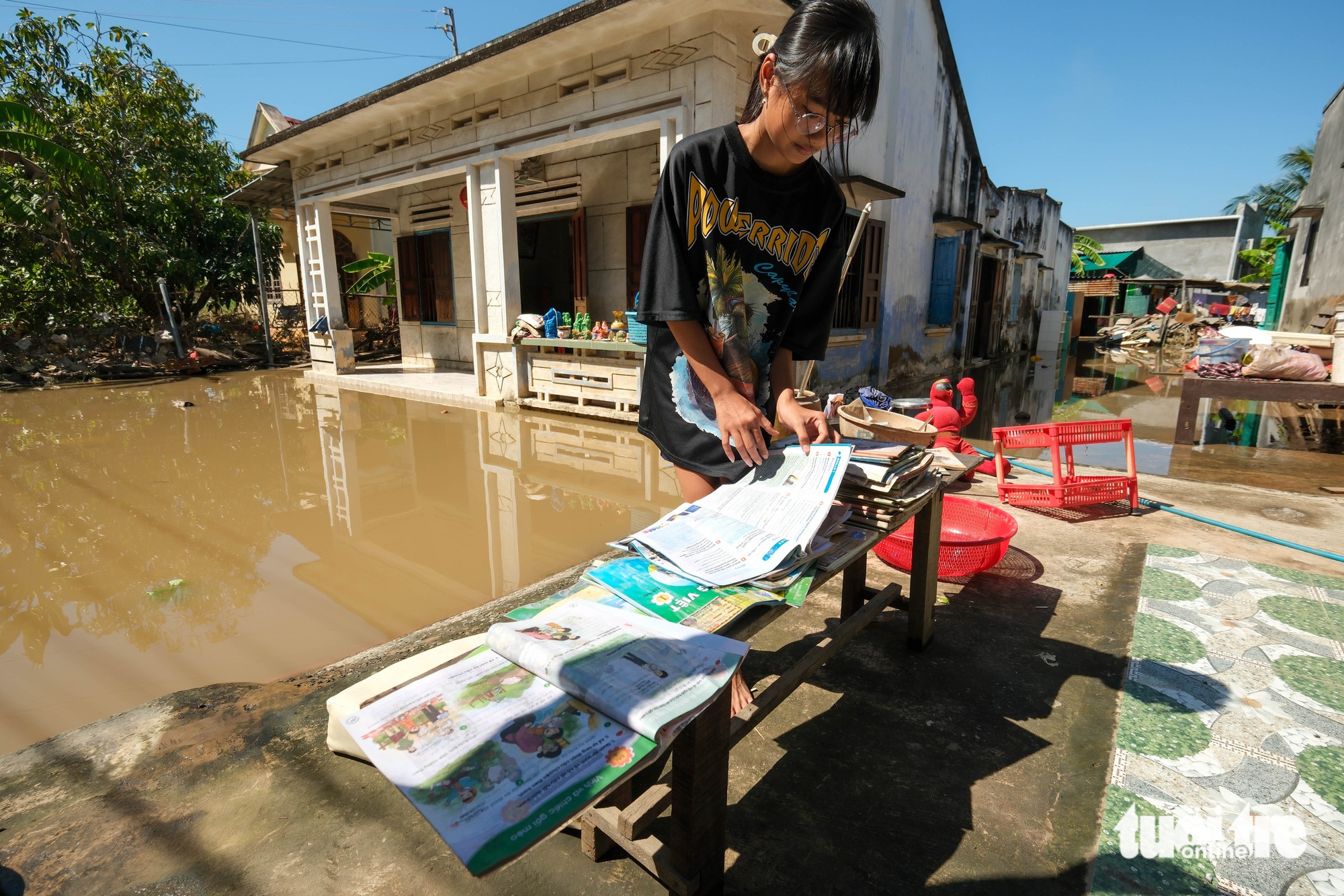 Bình Thuận lũ rút chậm, người dân gượng dậy sau hai 'đòn nước' dữ 3 Bình Thuận lũ rút chậm, người dân gượng dậy sau hai 'đòn nước' dữ - Ảnh 3.