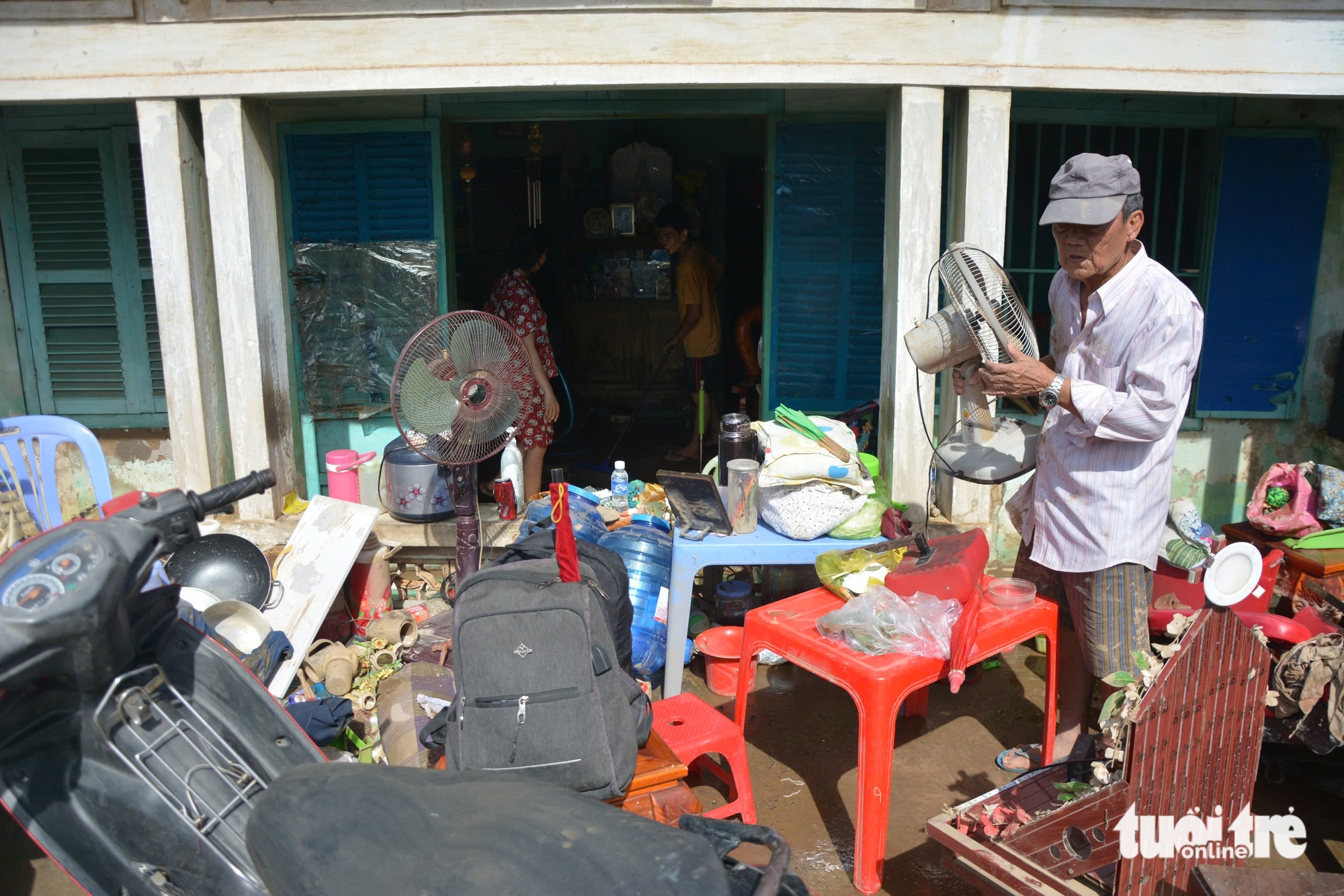 Bình Thuận lũ rút chậm, người dân gượng dậy sau hai 'đòn nước' dữ 5 Bình Thuận lũ rút chậm, người dân gượng dậy sau hai 'đòn nước' dữ - Ảnh 5.