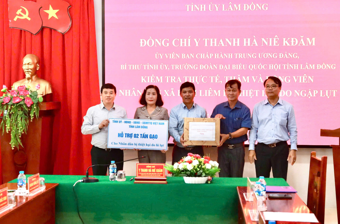 Bí thư tỉnh ủy Lâm Đồng thăm các xã bị ngập lụt sau mưa lớn - Ảnh 2. Bí thư tỉnh ủy Lâm Đồng thăm các xã bị ngập lụt sau mưa lớn - Ảnh 2.