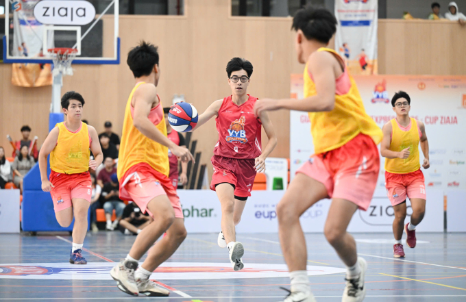 Nam Khánh (áo đỏ, cầm bóng) là trụ cột đội Cầu Giấy. Ảnh: Giang Huy