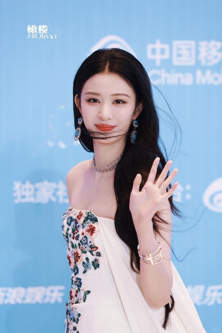 Đêm hội Gào thét 2025: Điền Hi Vi là chị đại da beo, Dương Mịch diện đồ cổ 2 Đêm hội Gào thét 2025: Điền Hi Vi là chị đại da beo, Dương Mịch diện "đồ cổ" - 2