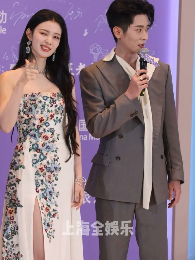 Đêm hội Gào thét 2025: Điền Hi Vi là chị đại da beo, Dương Mịch diện đồ cổ 3 "Master wink" (cao thủ nháy mắt) là
biệt danh fan "gọi iu" cô, bắt nguồn từ kiểu tạo dáng đặc
trưng.