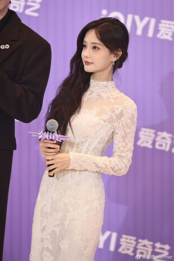 Đêm hội Gào thét 2025: Điền Hi Vi là chị đại da beo, Dương Mịch diện đồ cổ 8 Đêm hội Gào thét 2025: Điền Hi Vi là chị đại da beo, Dương Mịch diện "đồ cổ" - 8