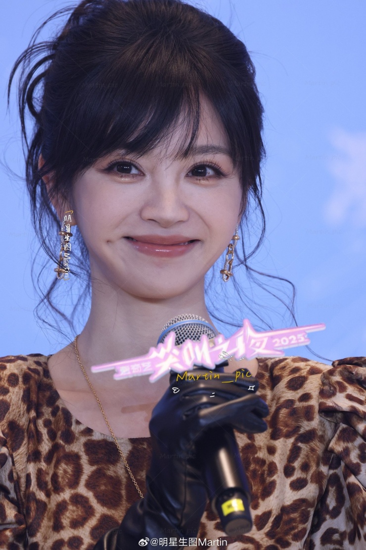 Đêm hội Gào thét 2025: Điền Hi Vi là chị đại da beo, Dương Mịch diện đồ cổ 10 Đêm hội Gào thét 2025: Điền Hi Vi là chị đại da beo, Dương Mịch diện "đồ cổ" - 10