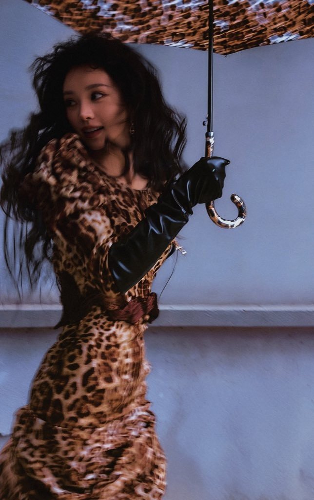 Đêm hội Gào thét 2025: Điền Hi Vi là chị đại da beo, Dương Mịch diện đồ cổ 9 Đêm hội Gào thét 2025: Điền Hi Vi là chị đại da beo, Dương Mịch diện "đồ cổ" - 9