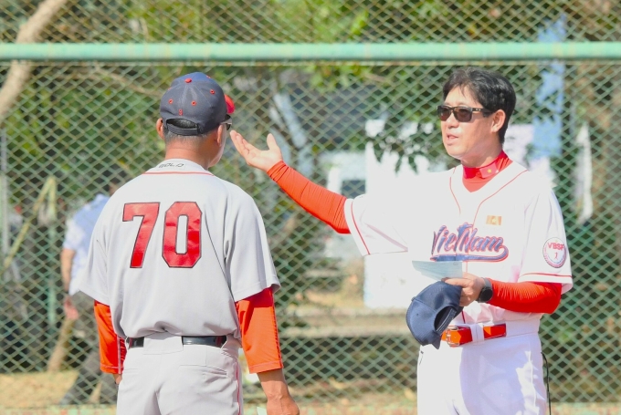 HLV đội tuyển bóng chày Việt Nam Park Hyo-chul (phải) trao đổi với đồng nghiệp cũng là đồng hương Je Sung-uk của Lào. Ảnh: BAT