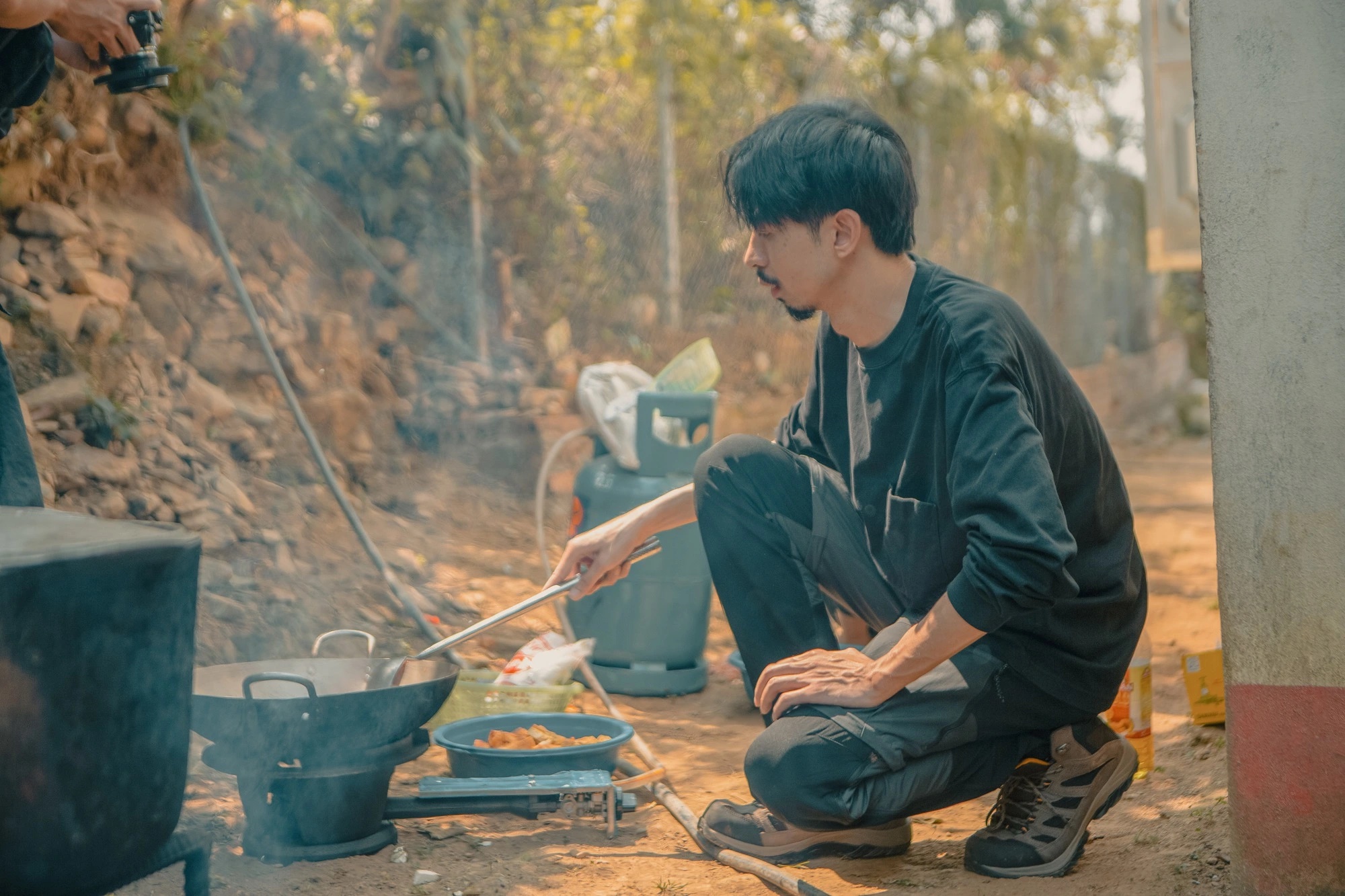 Rapper Đen Vâu lên tiếng về dự án 'Nuôi em' đang vướng lùm xùm- Ảnh 2. Rapper Đen Vâu lên tiếng về dự án 'Nuôi em' đang vướng lùm xùm- Ảnh 2.