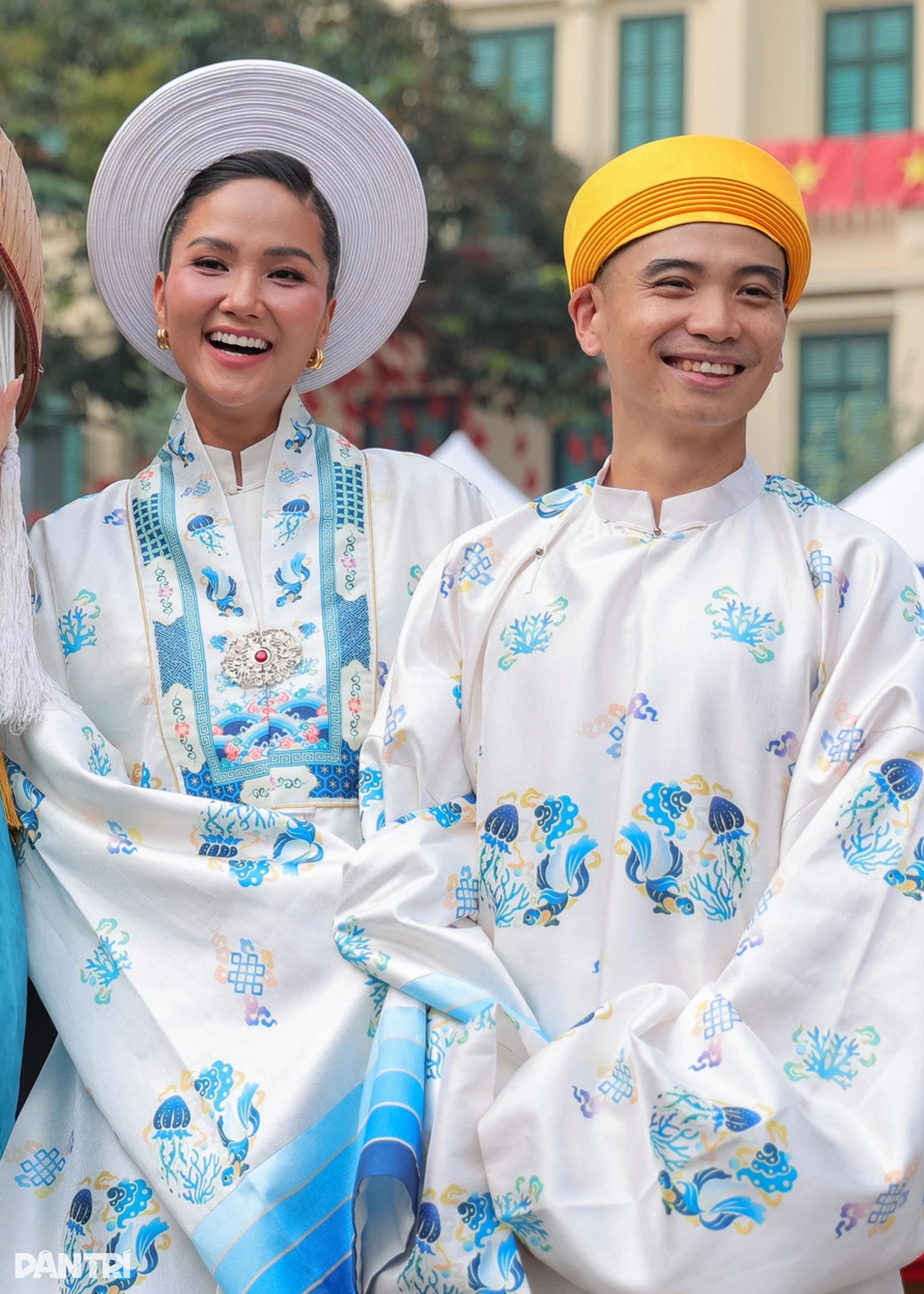 HHen Niê và chồng mặc cổ phục, tình tứ bên nhau trên phố đi bộ Hồ Gươm - 3 HHen Niê và chồng mặc cổ phục, tình tứ bên nhau trên phố đi bộ Hồ Gươm - 3