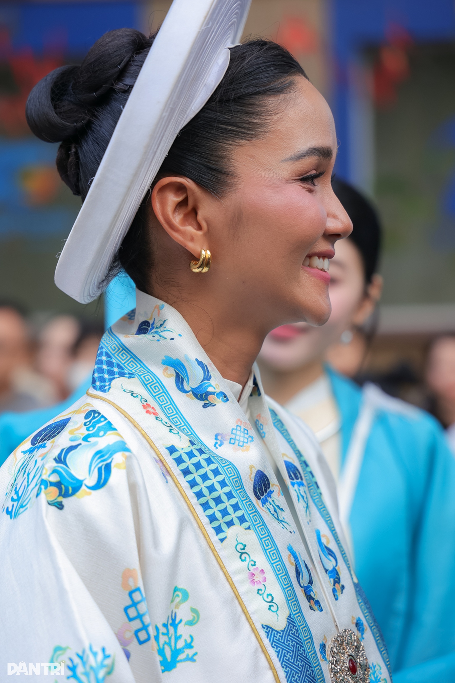 HHen Niê và chồng mặc cổ phục, tình tứ bên nhau trên phố đi bộ Hồ Gươm - 4 HHen Niê và chồng mặc cổ phục, tình tứ bên nhau trên phố đi bộ Hồ Gươm - 4