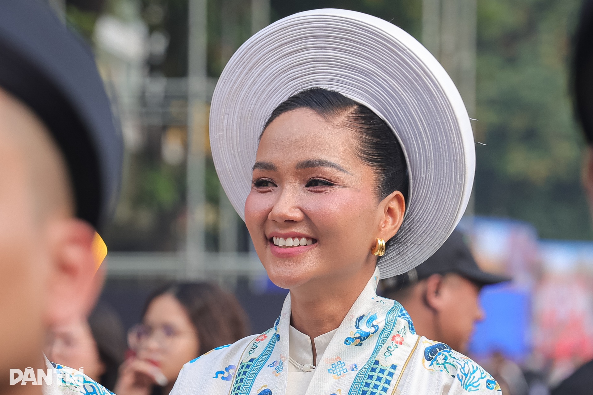 HHen Niê và chồng mặc cổ phục, tình tứ bên nhau trên phố đi bộ Hồ Gươm - 5 HHen Niê và chồng mặc cổ phục, tình tứ bên nhau trên phố đi bộ Hồ Gươm - 5