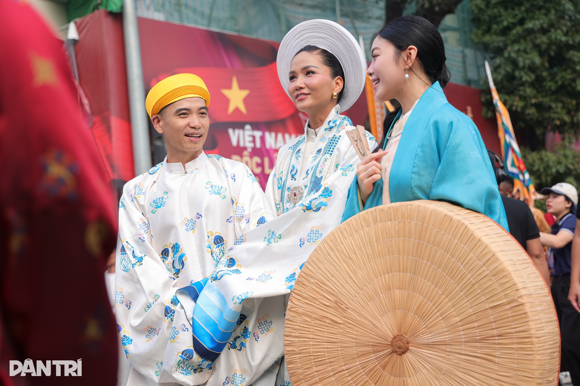 HHen Niê và chồng mặc cổ phục, tình tứ bên nhau trên phố đi bộ Hồ Gươm - 6 HHen Niê và chồng mặc cổ phục, tình tứ bên nhau trên phố đi bộ Hồ Gươm - 6