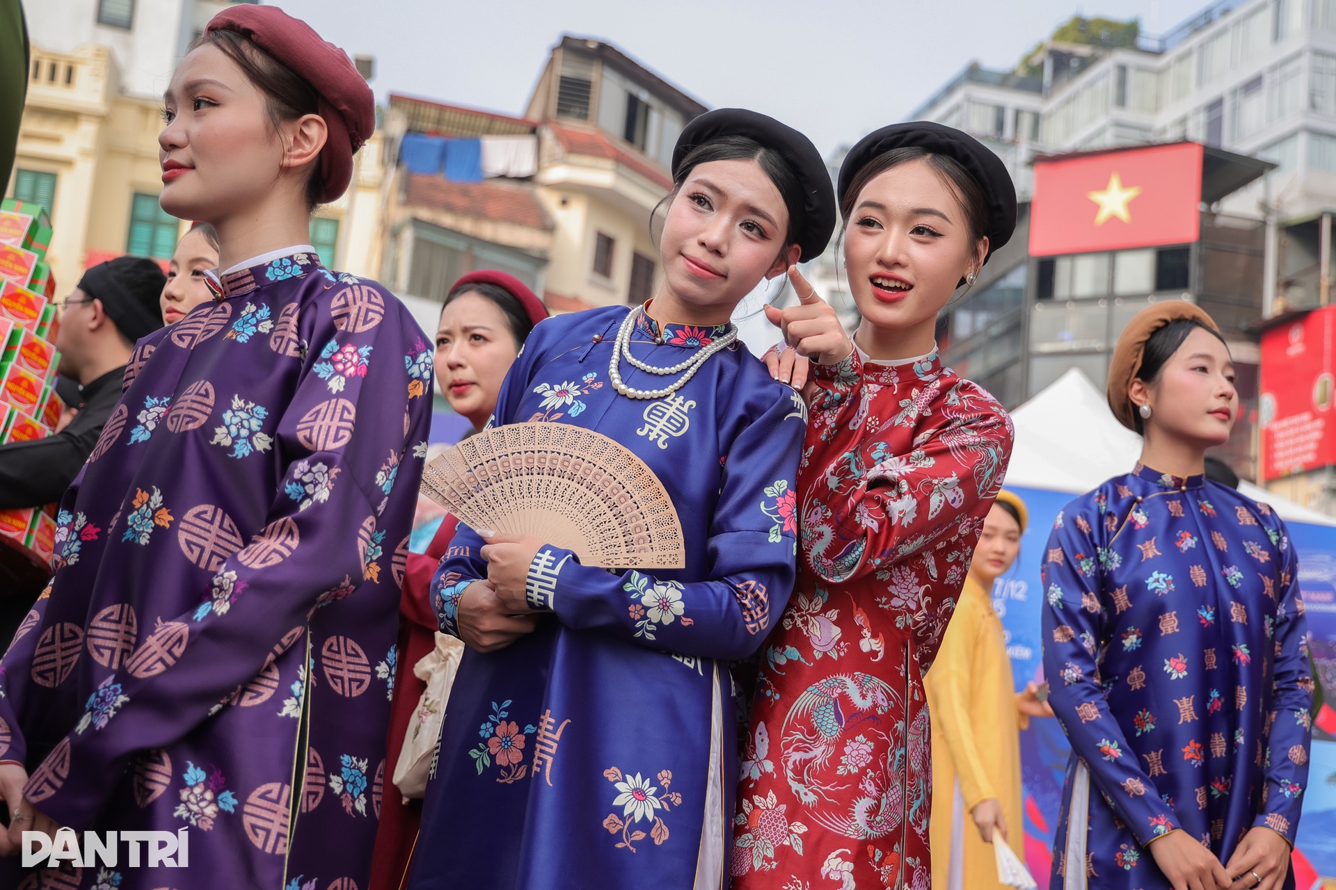 HHen Niê và chồng mặc cổ phục, tình tứ bên nhau trên phố đi bộ Hồ Gươm - 8 HHen Niê và chồng mặc cổ phục, tình tứ bên nhau trên phố đi bộ Hồ Gươm - 8