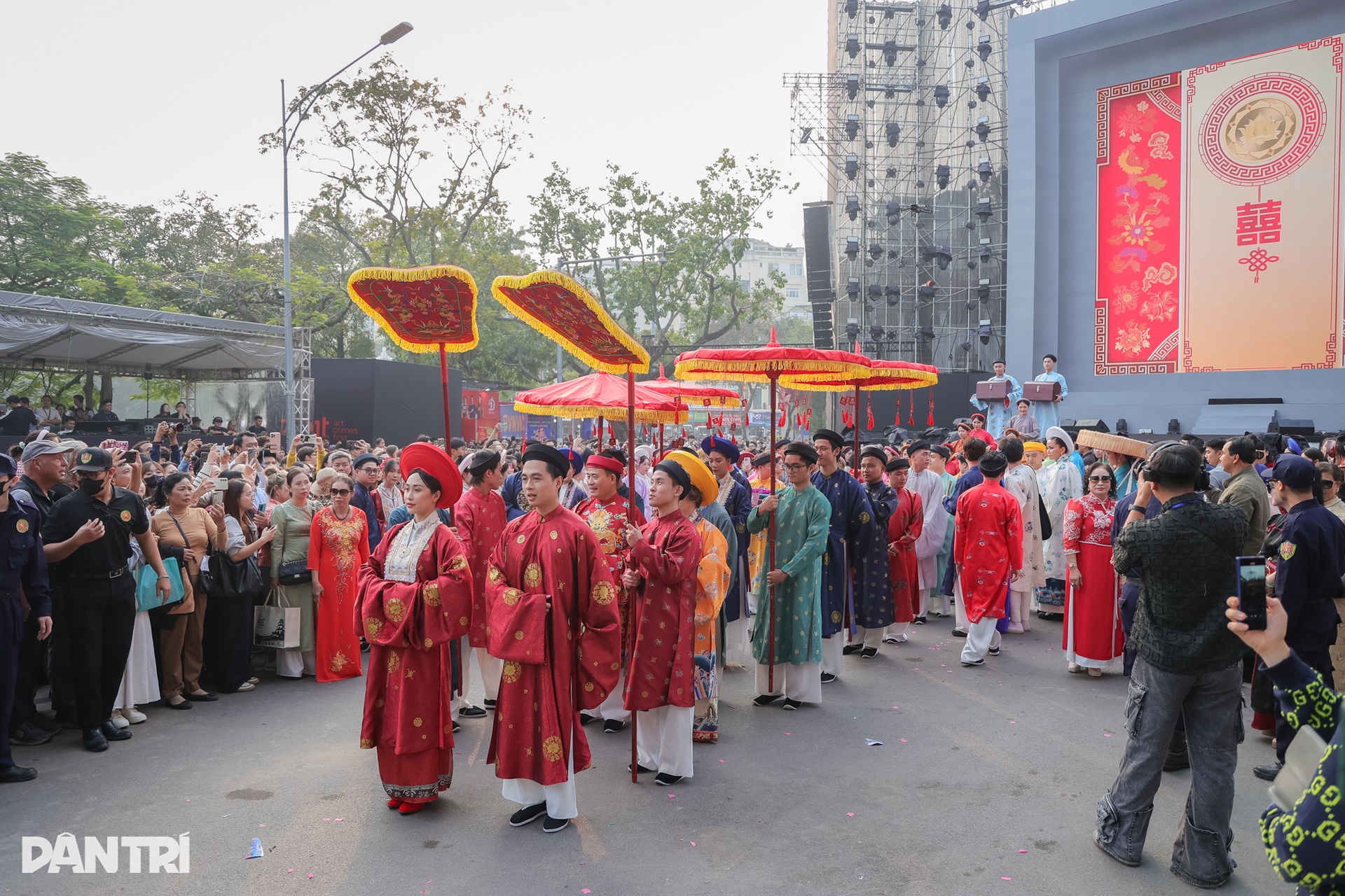 HHen Niê và chồng mặc cổ phục, tình tứ bên nhau trên phố đi bộ Hồ Gươm - 7 HHen Niê và chồng mặc cổ phục, tình tứ bên nhau trên phố đi bộ Hồ Gươm - 7