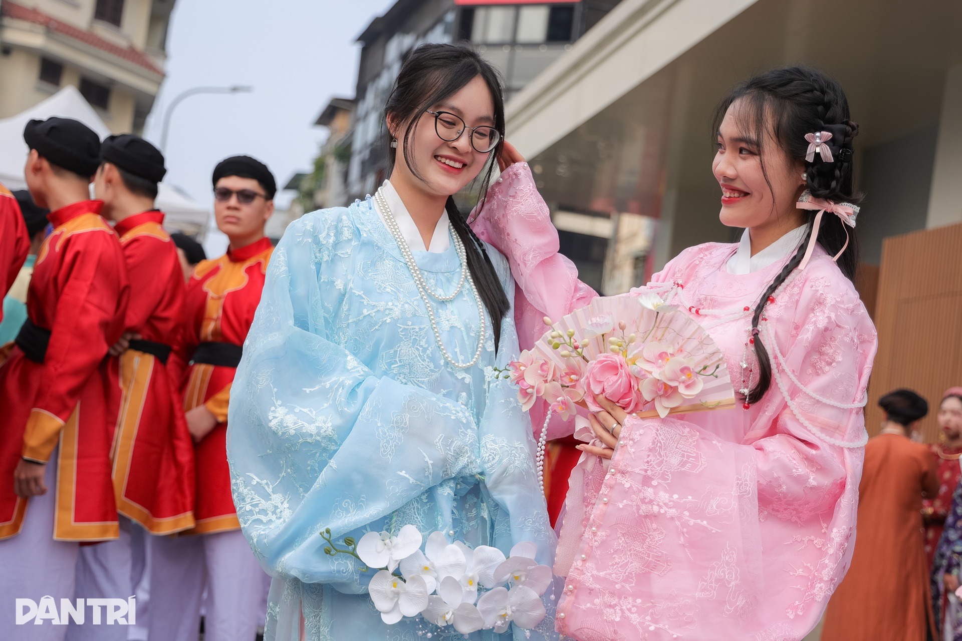 HHen Niê và chồng mặc cổ phục, tình tứ bên nhau trên phố đi bộ Hồ Gươm - 10 HHen Niê và chồng mặc cổ phục, tình tứ bên nhau trên phố đi bộ Hồ Gươm - 10