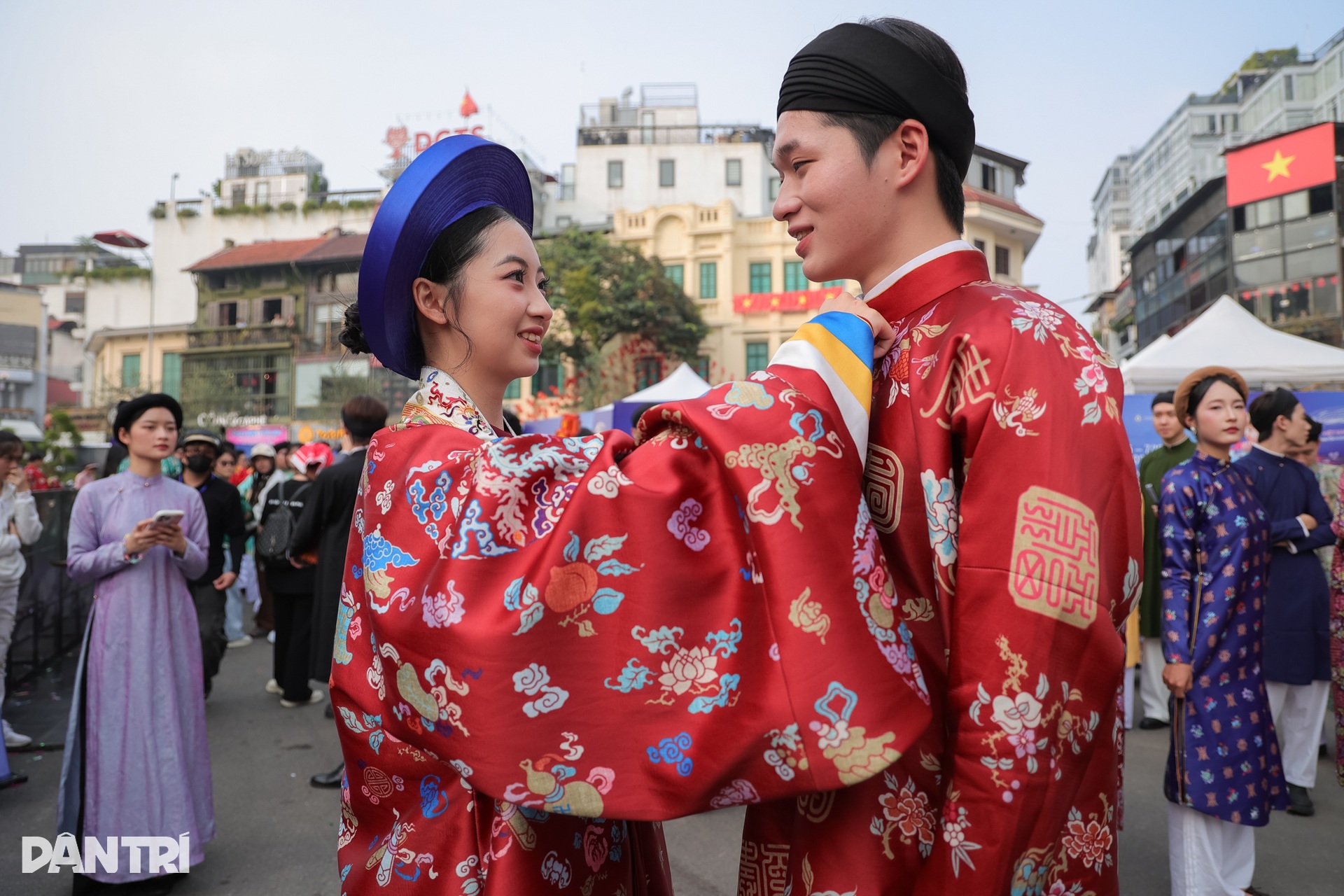 HHen Niê và chồng mặc cổ phục, tình tứ bên nhau trên phố đi bộ Hồ Gươm - 11 HHen Niê và chồng mặc cổ phục, tình tứ bên nhau trên phố đi bộ Hồ Gươm - 11