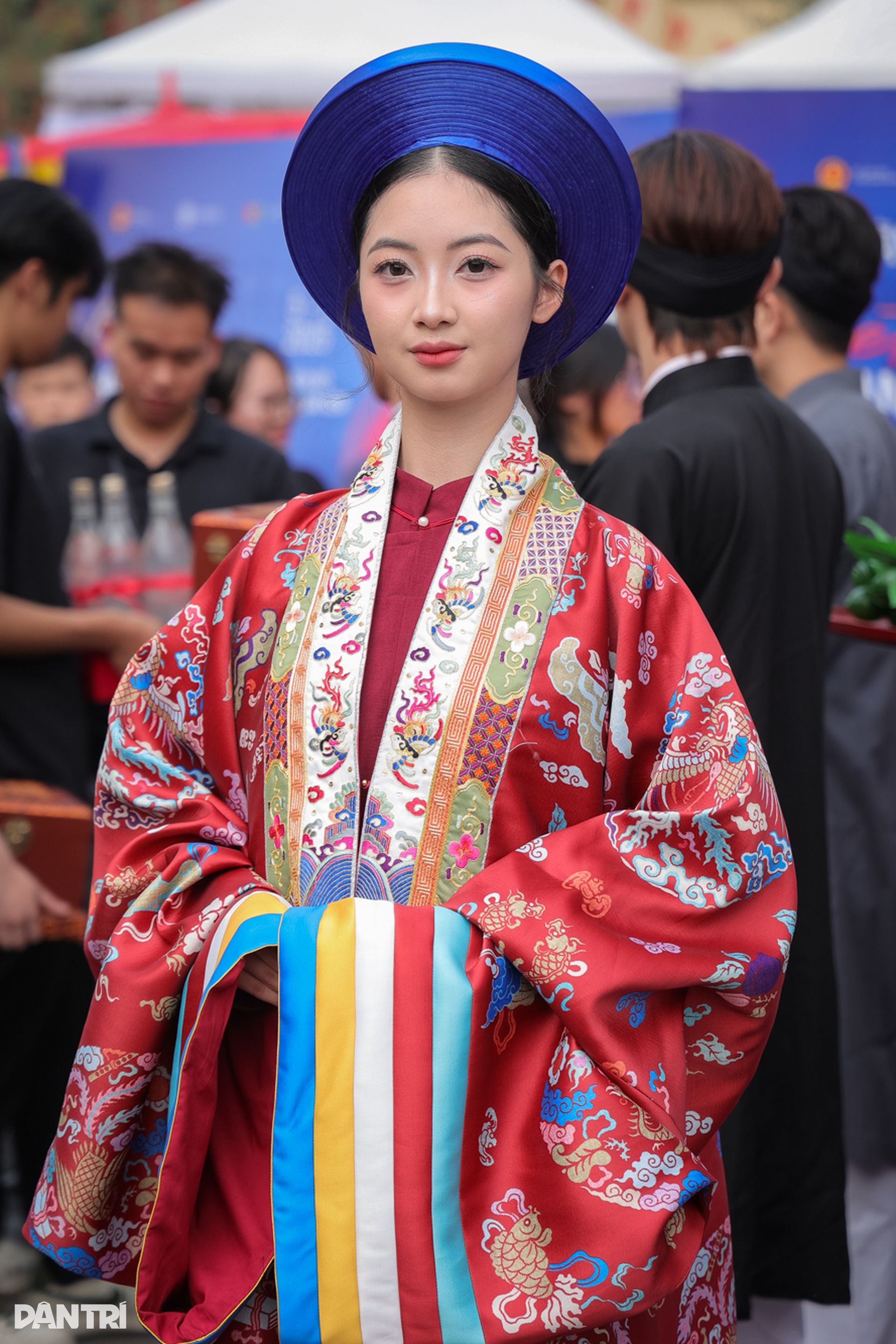 HHen Niê và chồng mặc cổ phục, tình tứ bên nhau trên phố đi bộ Hồ Gươm - 12 HHen Niê và chồng mặc cổ phục, tình tứ bên nhau trên phố đi bộ Hồ Gươm - 12