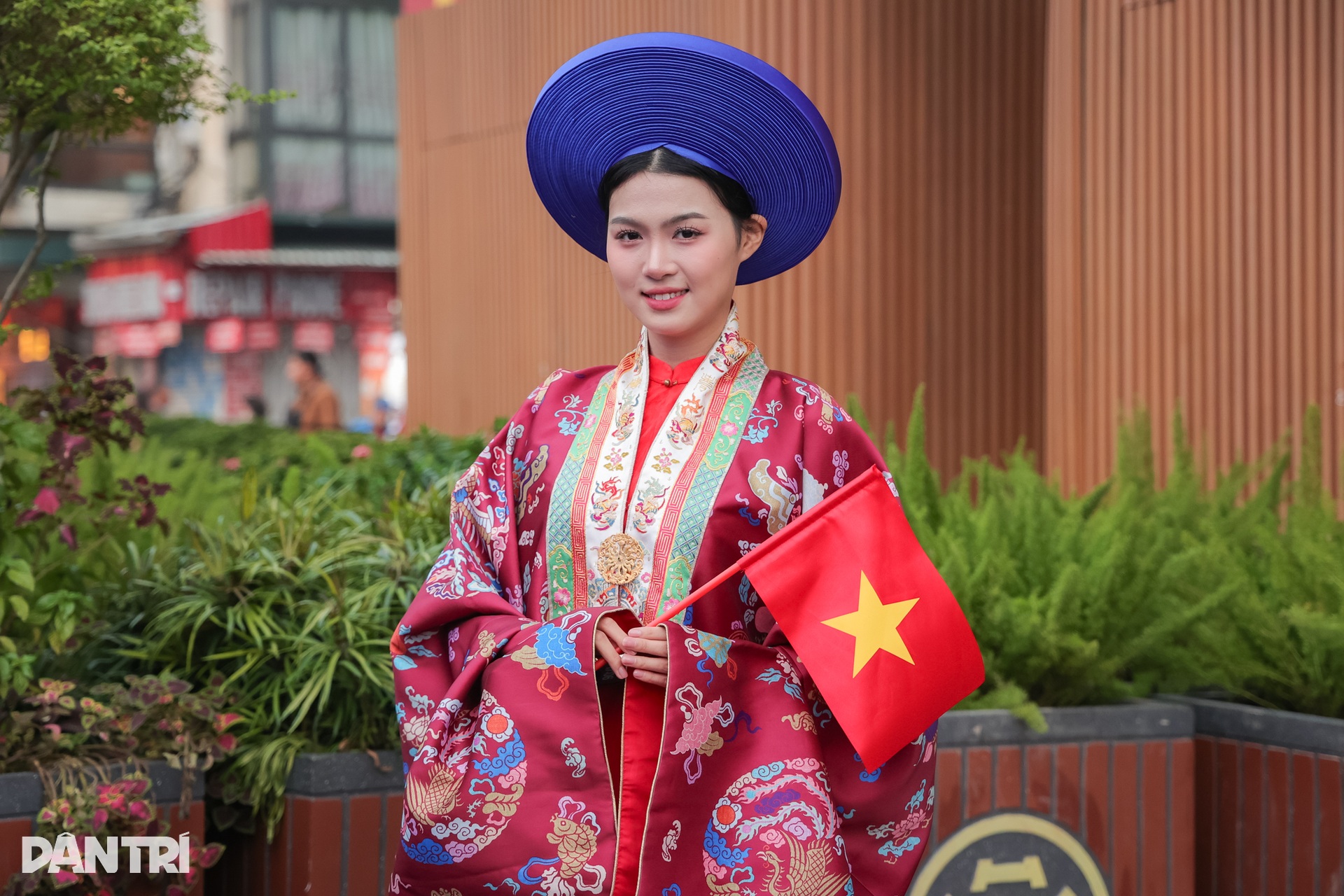 HHen Niê và chồng mặc cổ phục, tình tứ bên nhau trên phố đi bộ Hồ Gươm - 13 HHen Niê và chồng mặc cổ phục, tình tứ bên nhau trên phố đi bộ Hồ Gươm - 13