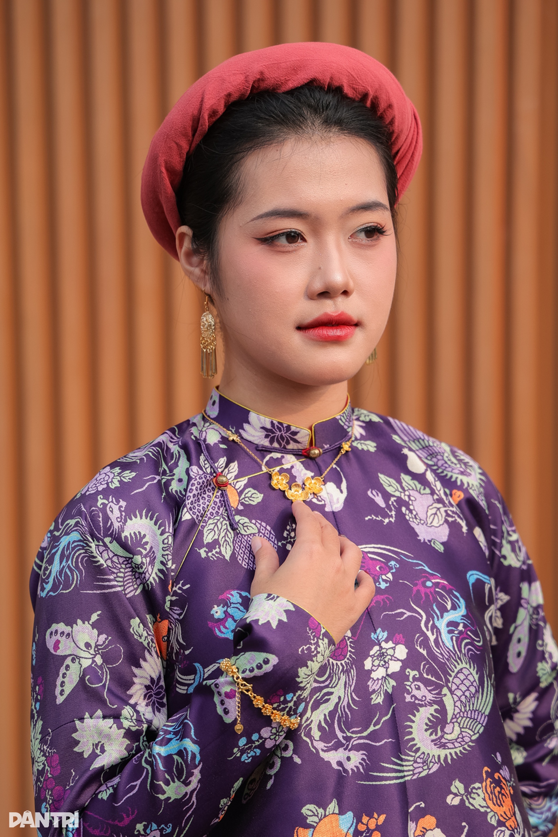 HHen Niê và chồng mặc cổ phục, tình tứ bên nhau trên phố đi bộ Hồ Gươm - 14 HHen Niê và chồng mặc cổ phục, tình tứ bên nhau trên phố đi bộ Hồ Gươm - 14