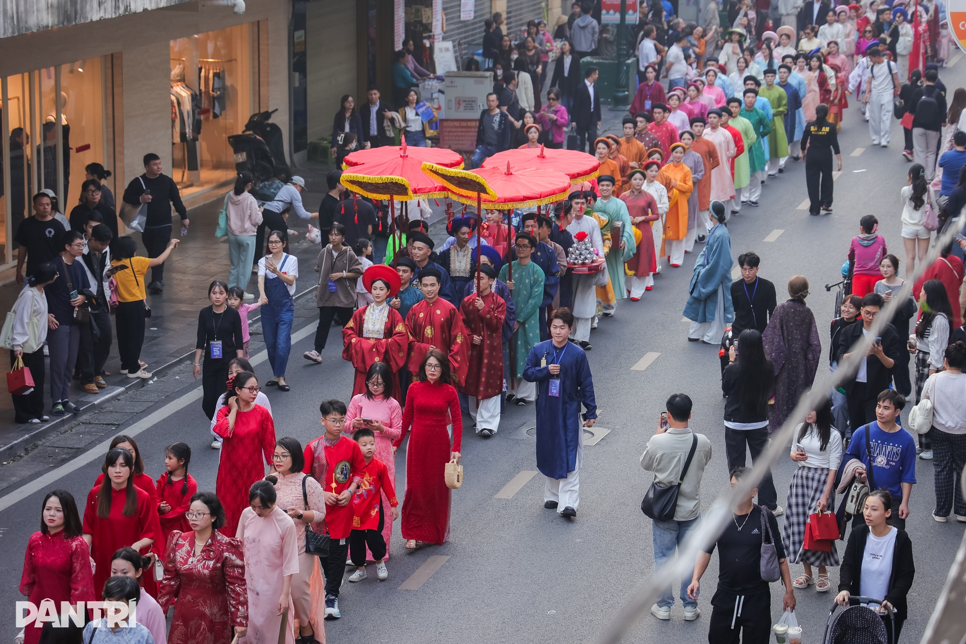 HHen Niê và chồng mặc cổ phục, tình tứ bên nhau trên phố đi bộ Hồ Gươm - 15 HHen Niê và chồng mặc cổ phục, tình tứ bên nhau trên phố đi bộ Hồ Gươm - 15