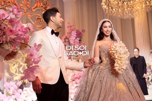 Chiều vợ số 2 không ai số 1: Phillip Nguyễn liên tục chăm sóc Linh Rin, kè kè nắm tay nhau không rời nửa bước- Ảnh 3. Chiều vợ số 2 không ai số 1: Phillip Nguyễn liên tục chăm sóc Linh Rin, kè kè nắm tay nhau không rời nửa bước- Ảnh 3.