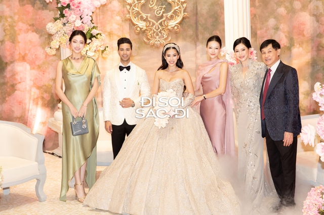 Chiều vợ số 2 không ai số 1: Phillip Nguyễn liên tục chăm sóc Linh Rin, kè kè nắm tay nhau không rời nửa bước- Ảnh 4. Chiều vợ số 2 không ai số 1: Phillip Nguyễn liên tục chăm sóc Linh Rin, kè kè nắm tay nhau không rời nửa bước- Ảnh 4.