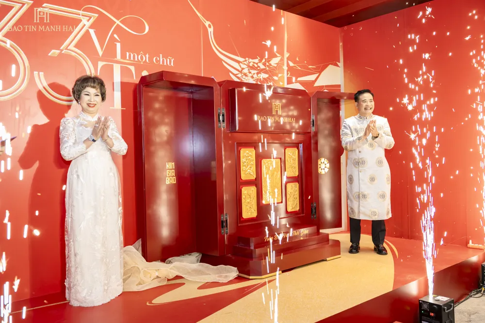 Hai nhà sáng lập Bảo Tín Mạnh Hải đã cùng mở hộp “Trân Bảo vượt thời gian” công bố ra mắt bộ sưu tập mới. DOP03934.jpeg