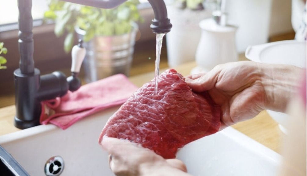 Nghiên cứu sốc: Rửa thịt sống dưới vòi nước - Thói quen châm ngòi “nổ bom vi khuẩn” ngay trong bếp- Ảnh 2.