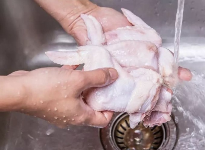 Nghiên cứu sốc: Rửa thịt sống dưới vòi nước - Thói quen châm ngòi “nổ bom vi khuẩn” ngay trong bếp- Ảnh 3.