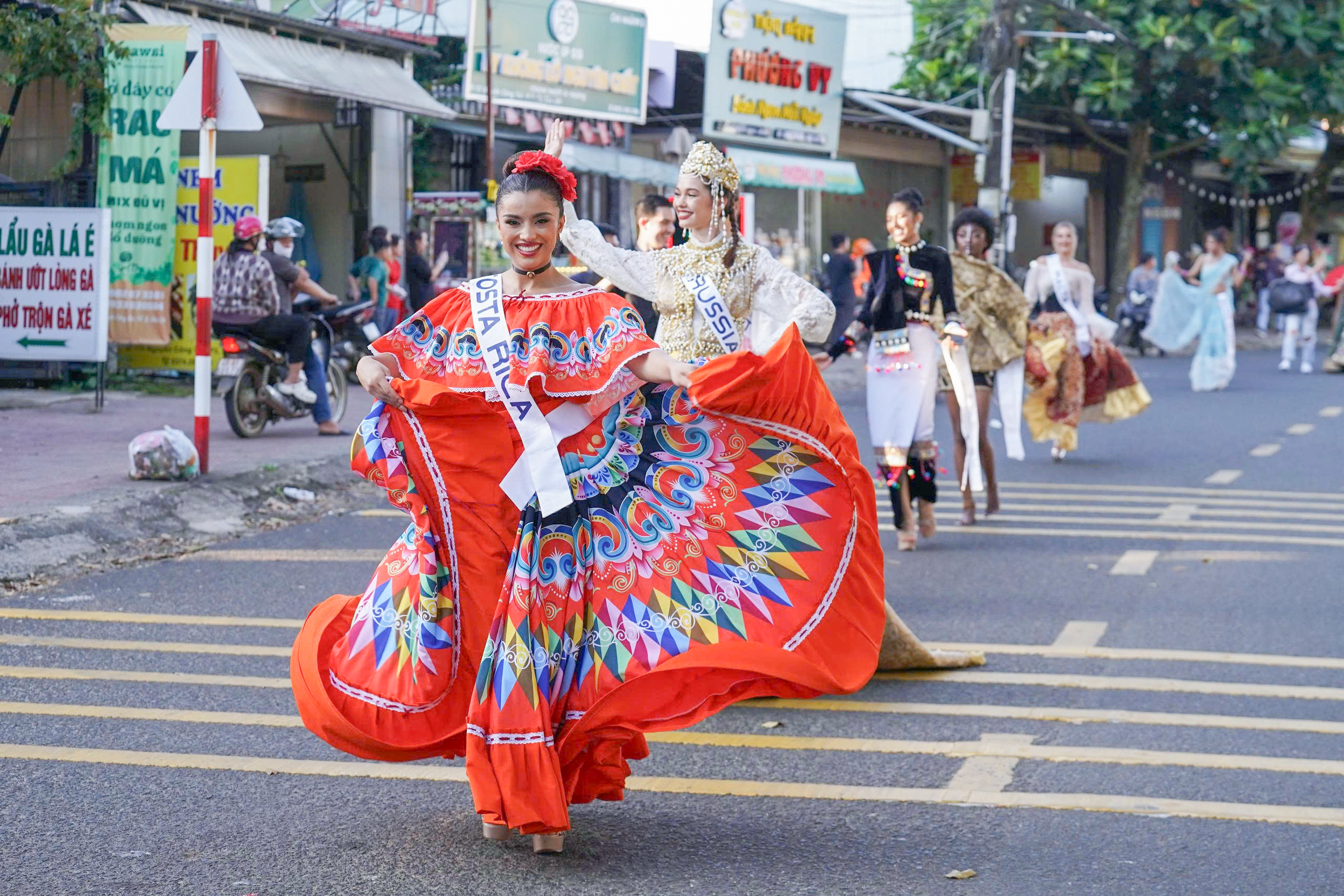 Đường phố Đà Lạt rực rỡ sắc màu cùng 80 hoa hậu diễu hành Tea Carnival- Ảnh 3. Đường phố Đà Lạt rực rỡ sắc màu cùng 80 hoa hậu diễu hành Tea Carnival- Ảnh 3.