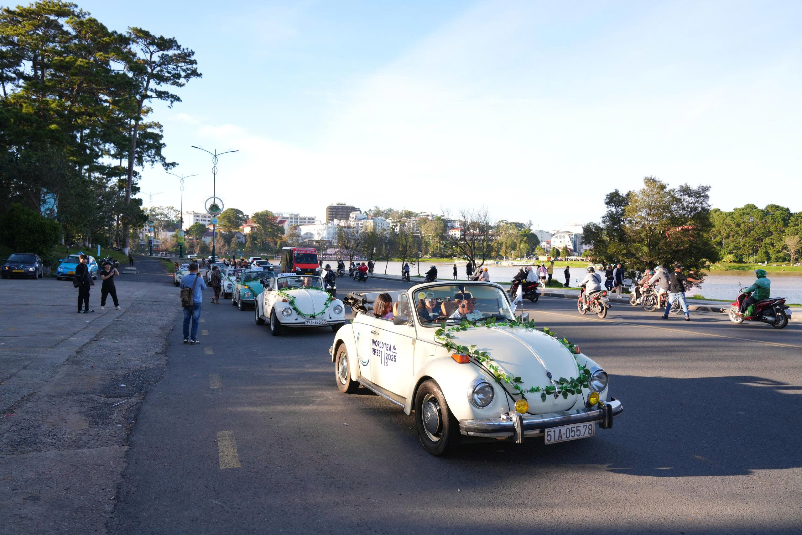 Đường phố Đà Lạt rực rỡ sắc màu cùng 80 hoa hậu diễu hành Tea Carnival- Ảnh 4. Đường phố Đà Lạt rực rỡ sắc màu cùng 80 hoa hậu diễu hành Tea Carnival- Ảnh 4.