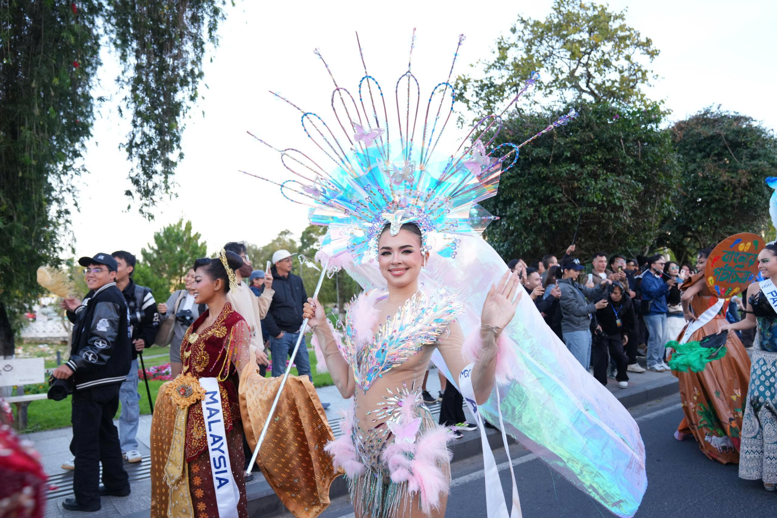 Đường phố Đà Lạt rực rỡ sắc màu cùng 80 hoa hậu diễu hành Tea Carnival- Ảnh 6. Đường phố Đà Lạt rực rỡ sắc màu cùng 80 hoa hậu diễu hành Tea Carnival- Ảnh 6.