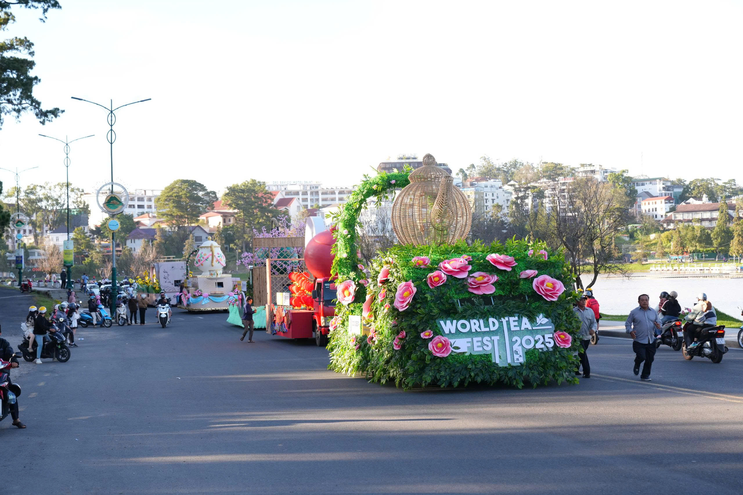 Đường phố Đà Lạt rực rỡ sắc màu cùng 80 hoa hậu diễu hành Tea Carnival- Ảnh 7. Đường phố Đà Lạt rực rỡ sắc màu cùng 80 hoa hậu diễu hành Tea Carnival- Ảnh 7.