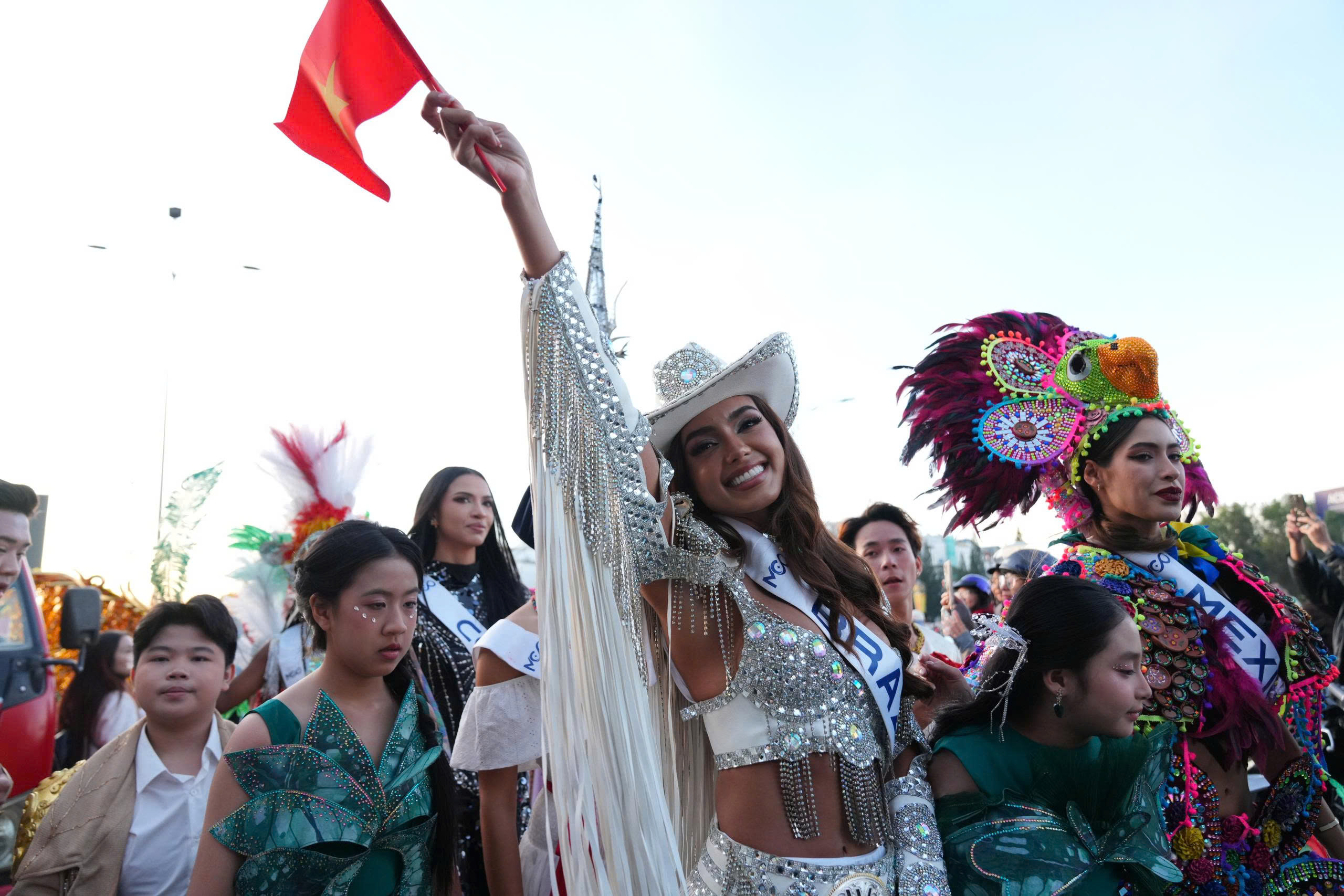 Đường phố Đà Lạt rực rỡ sắc màu cùng 80 hoa hậu diễu hành Tea Carnival- Ảnh 9. Đường phố Đà Lạt rực rỡ sắc màu cùng 80 hoa hậu diễu hành Tea Carnival- Ảnh 9.