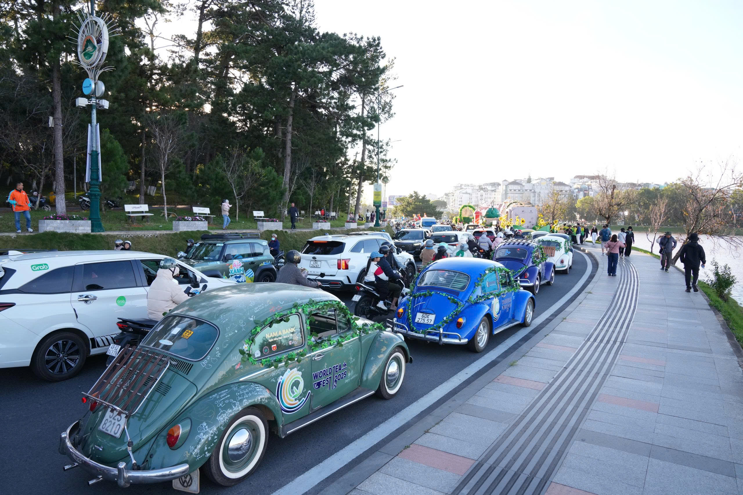 Đường phố Đà Lạt rực rỡ sắc màu cùng 80 hoa hậu diễu hành Tea Carnival- Ảnh 10. Đường phố Đà Lạt rực rỡ sắc màu cùng 80 hoa hậu diễu hành Tea Carnival- Ảnh 10.