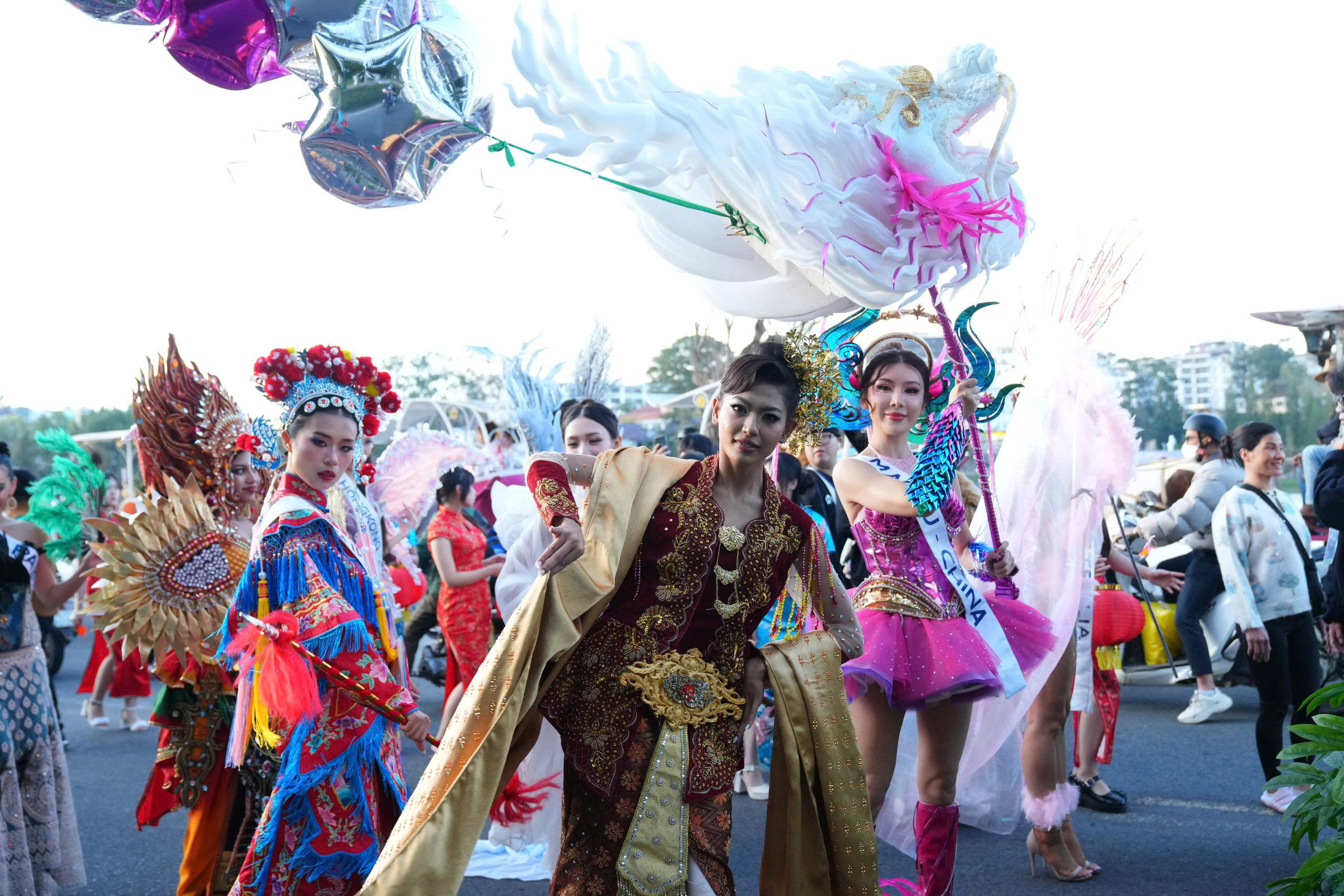 Đường phố Đà Lạt rực rỡ sắc màu cùng 80 hoa hậu diễu hành Tea Carnival- Ảnh 11. Đường phố Đà Lạt rực rỡ sắc màu cùng 80 hoa hậu diễu hành Tea Carnival- Ảnh 11.