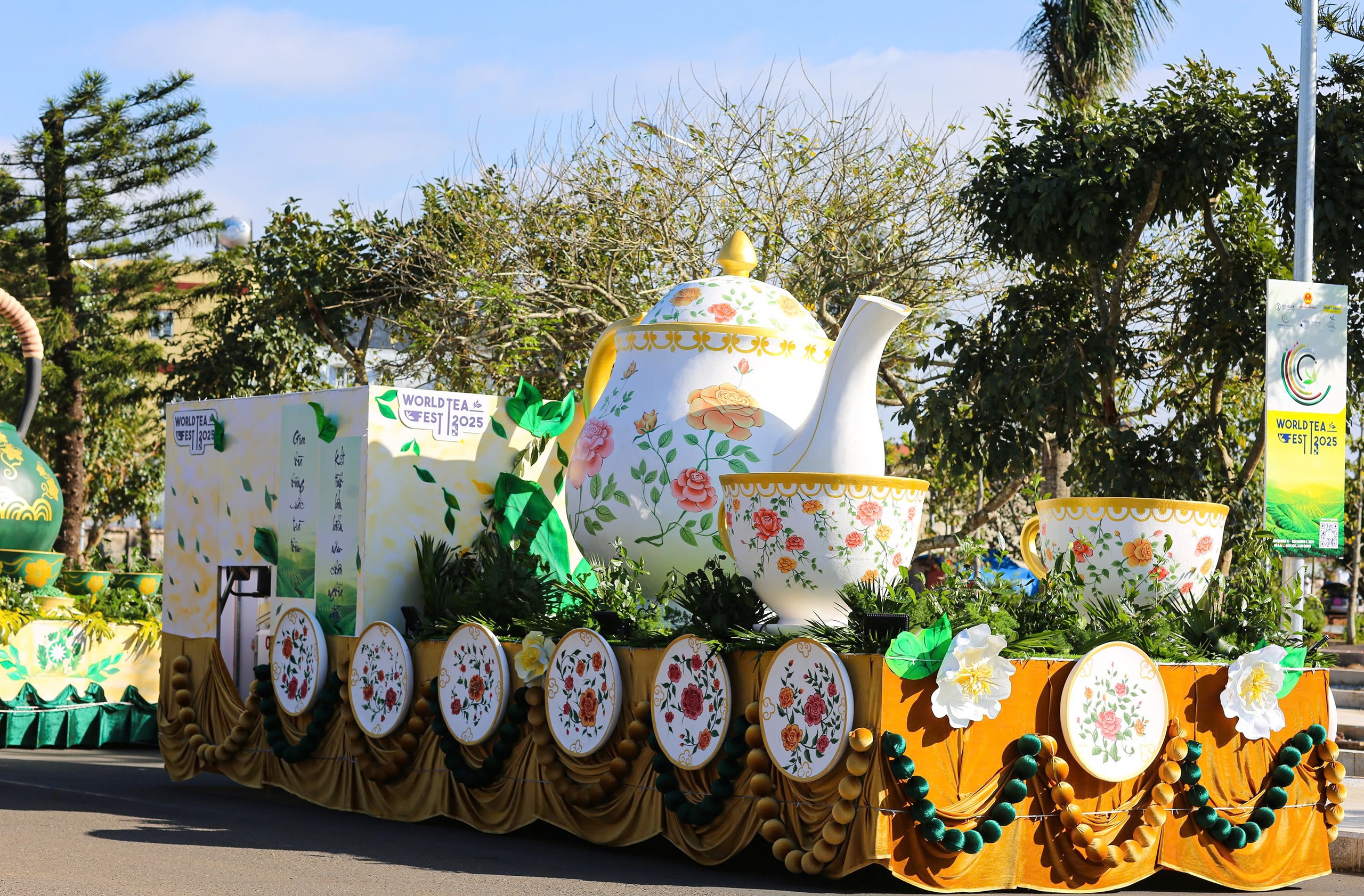 Đường phố Đà Lạt rực rỡ sắc màu cùng 80 hoa hậu diễu hành Tea Carnival- Ảnh 12. Đường phố Đà Lạt rực rỡ sắc màu cùng 80 hoa hậu diễu hành Tea Carnival- Ảnh 12.