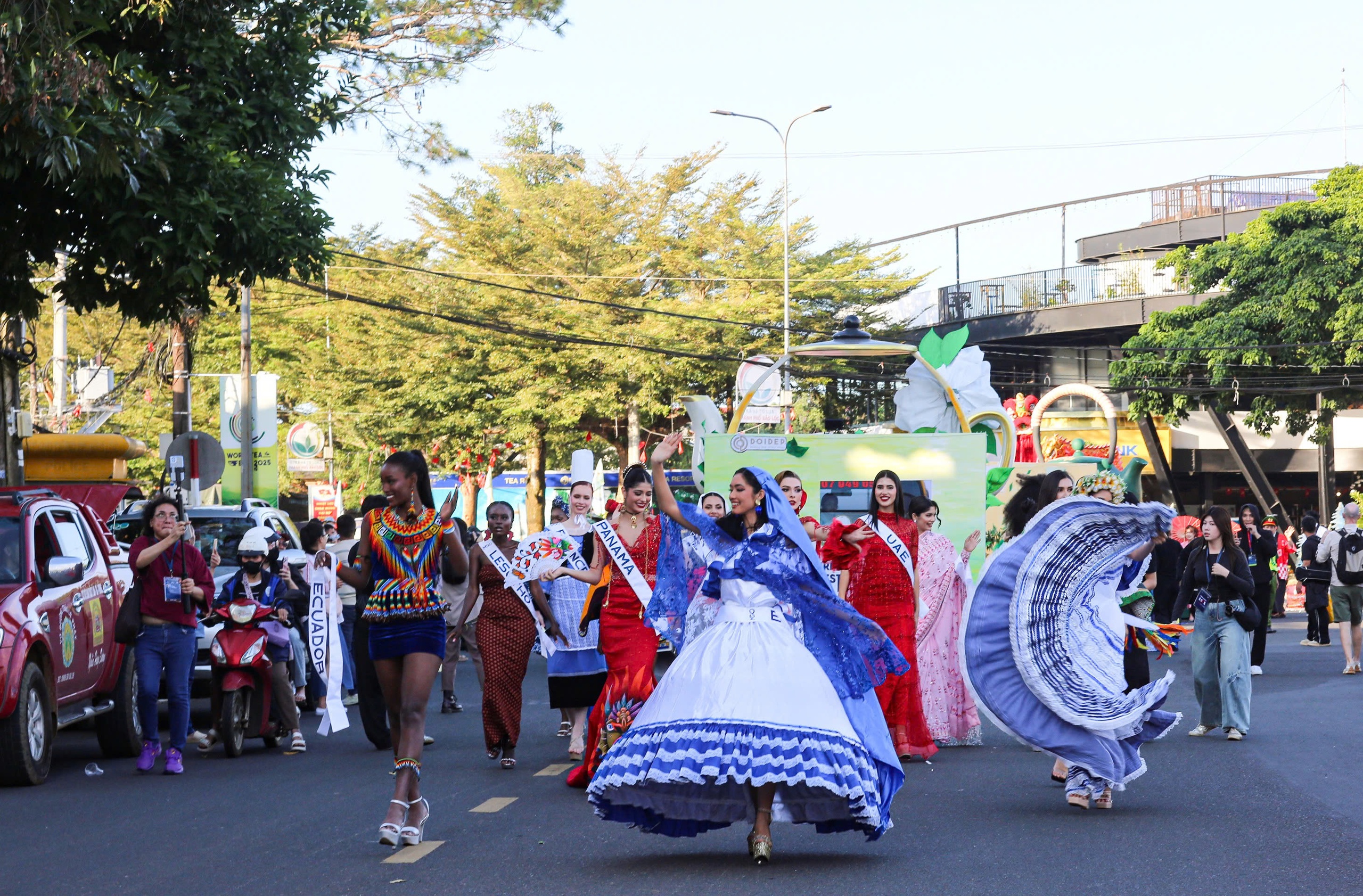 Đường phố Đà Lạt rực rỡ sắc màu cùng 80 hoa hậu diễu hành Tea Carnival- Ảnh 13. Đường phố Đà Lạt rực rỡ sắc màu cùng 80 hoa hậu diễu hành Tea Carnival- Ảnh 13.