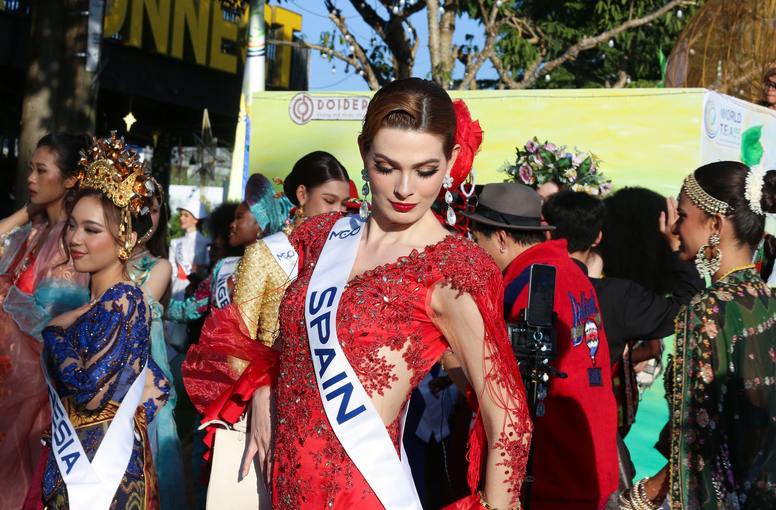 Đường phố Đà Lạt rực rỡ sắc màu cùng 80 hoa hậu diễu hành Tea Carnival- Ảnh 14. Đường phố Đà Lạt rực rỡ sắc màu cùng 80 hoa hậu diễu hành Tea Carnival- Ảnh 14.