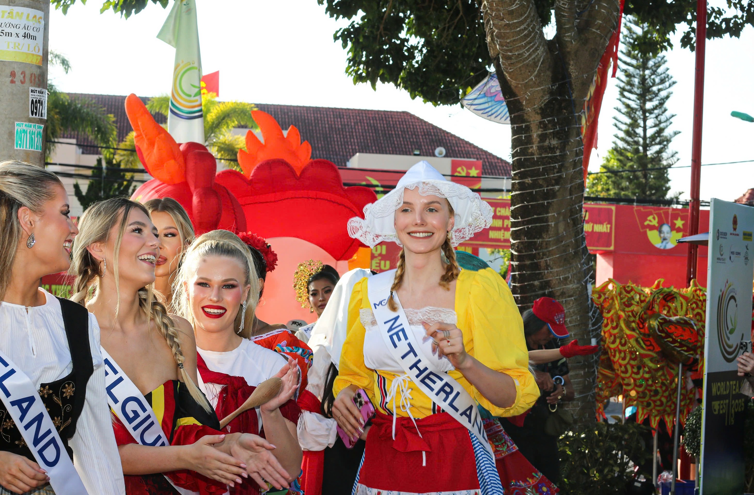 Đường phố Đà Lạt rực rỡ sắc màu cùng 80 hoa hậu diễu hành Tea Carnival- Ảnh 15. Đường phố Đà Lạt rực rỡ sắc màu cùng 80 hoa hậu diễu hành Tea Carnival- Ảnh 15.