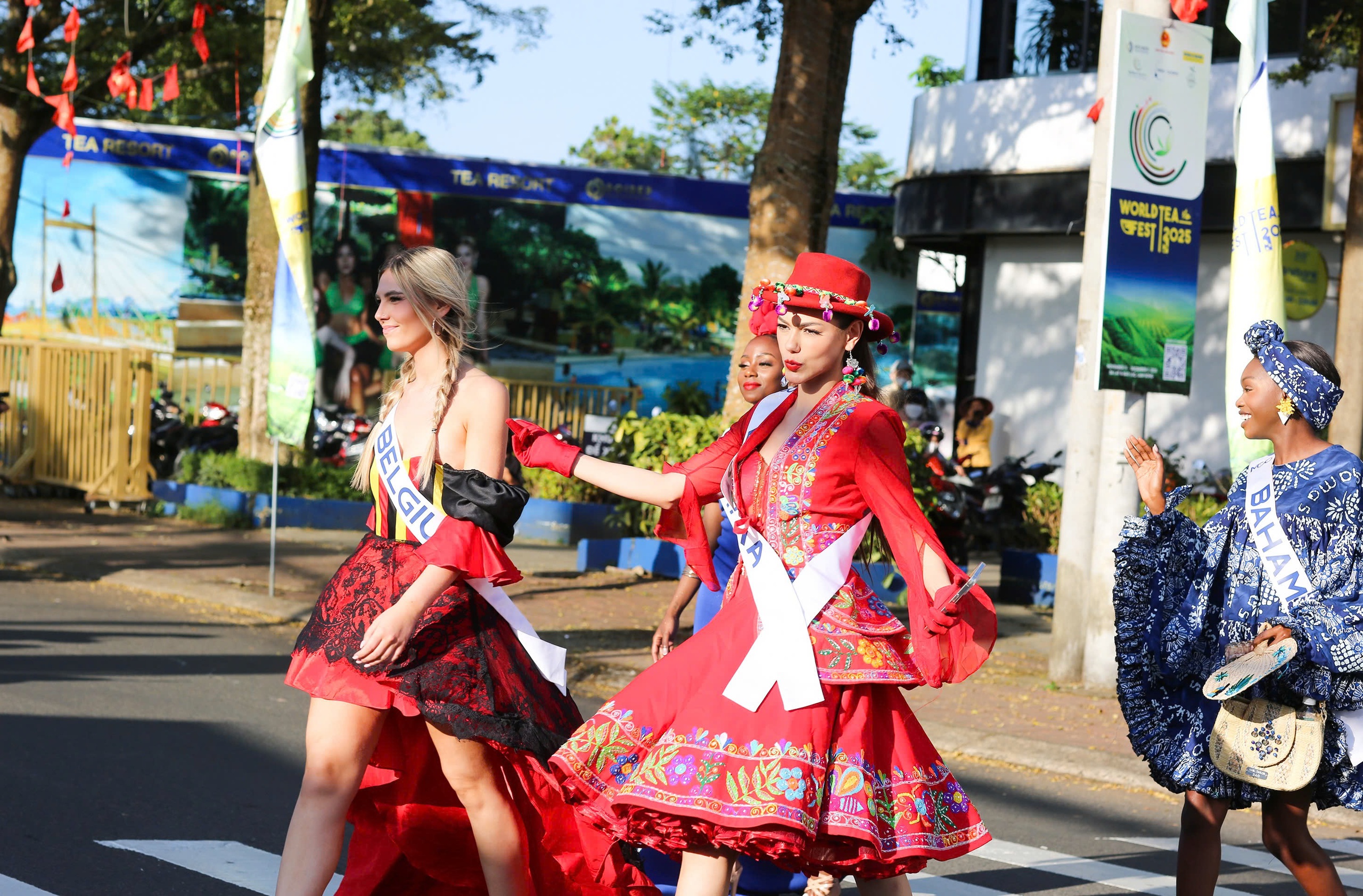 Đường phố Đà Lạt rực rỡ sắc màu cùng 80 hoa hậu diễu hành Tea Carnival- Ảnh 16. Đường phố Đà Lạt rực rỡ sắc màu cùng 80 hoa hậu diễu hành Tea Carnival- Ảnh 16.