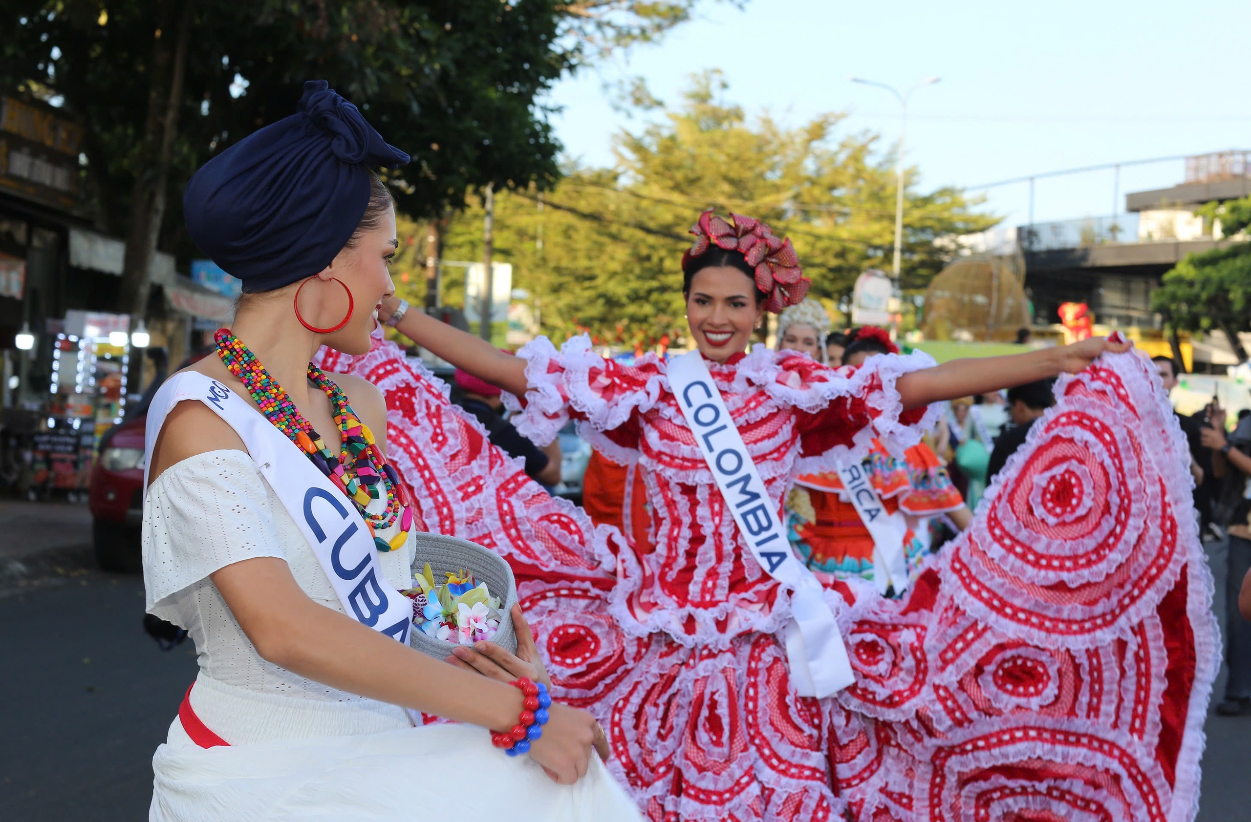 Đường phố Đà Lạt rực rỡ sắc màu cùng 80 hoa hậu diễu hành Tea Carnival- Ảnh 17. Đường phố Đà Lạt rực rỡ sắc màu cùng 80 hoa hậu diễu hành Tea Carnival- Ảnh 17.