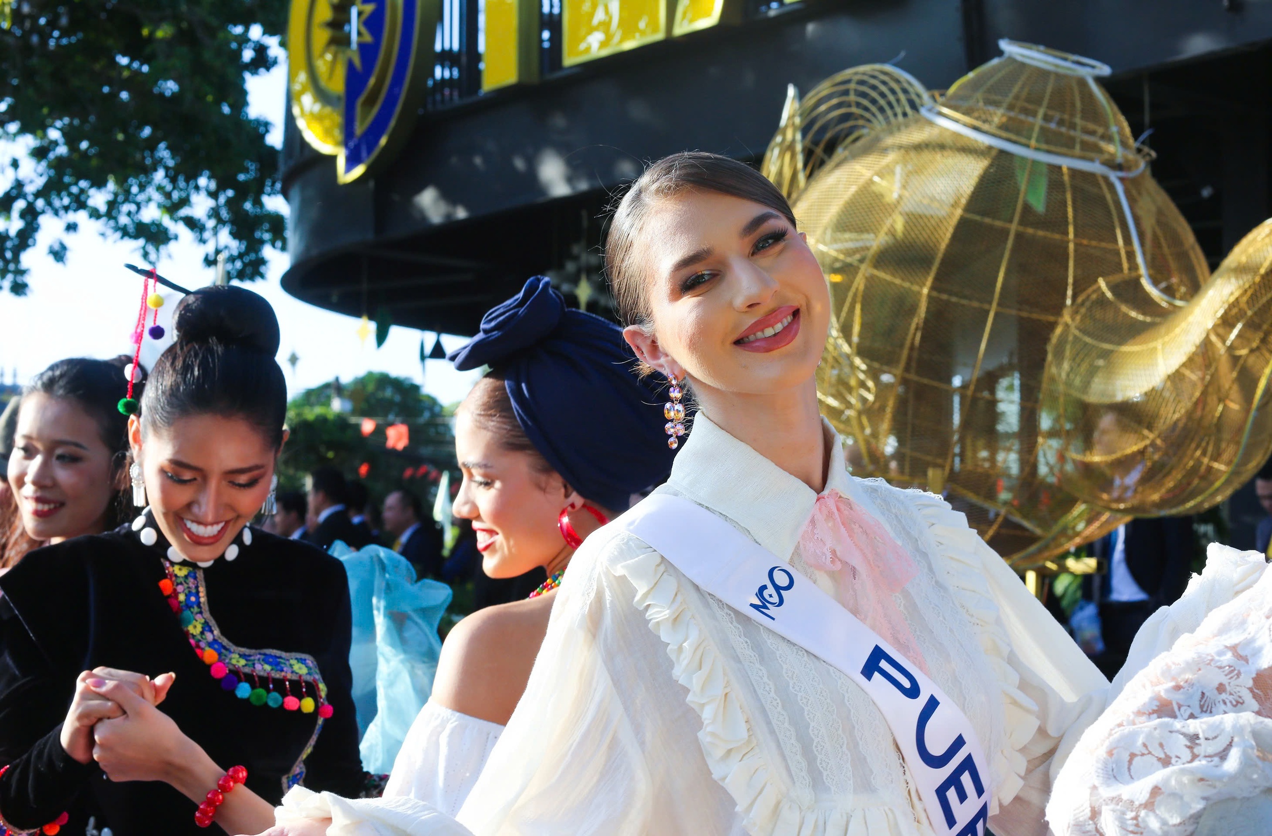 Đường phố Đà Lạt rực rỡ sắc màu cùng 80 hoa hậu diễu hành Tea Carnival- Ảnh 18. Đường phố Đà Lạt rực rỡ sắc màu cùng 80 hoa hậu diễu hành Tea Carnival- Ảnh 18.