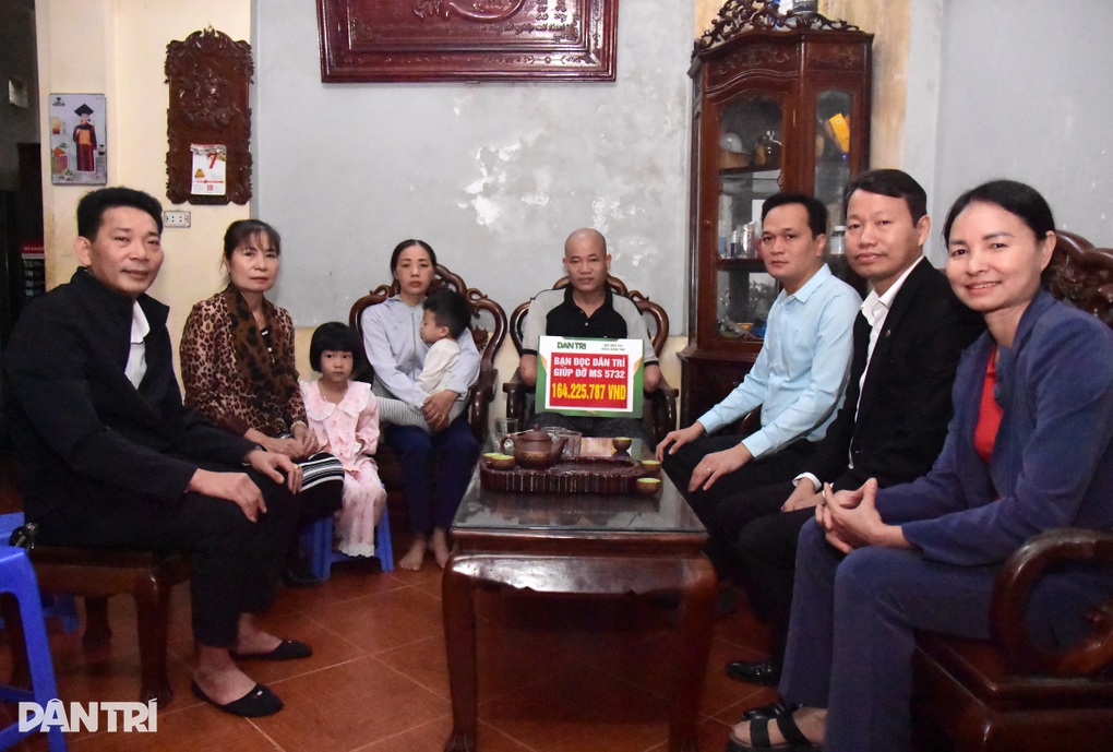 Bạn đọc Dân trí ủng hộ người cha cụt 2 tay hơn 190 triệu đồng - 2