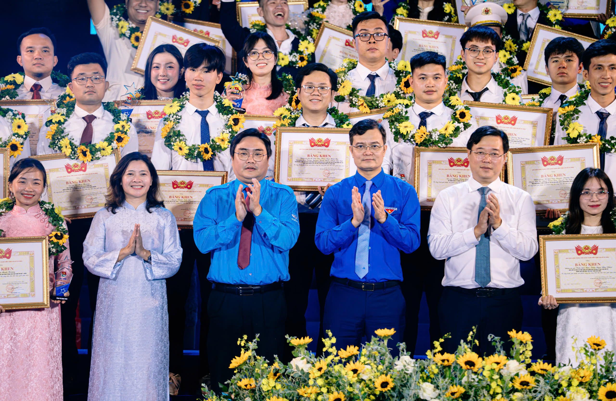 63 gương trẻ được vinh danh, Hòa Minzy nhận giải ‘Tình nguyện quốc gia’ 2025 3 63 gương trẻ được vinh danh, Hòa Minzy nhận giải ‘Tình nguyện quốc gia’ 2025 - Ảnh 3.