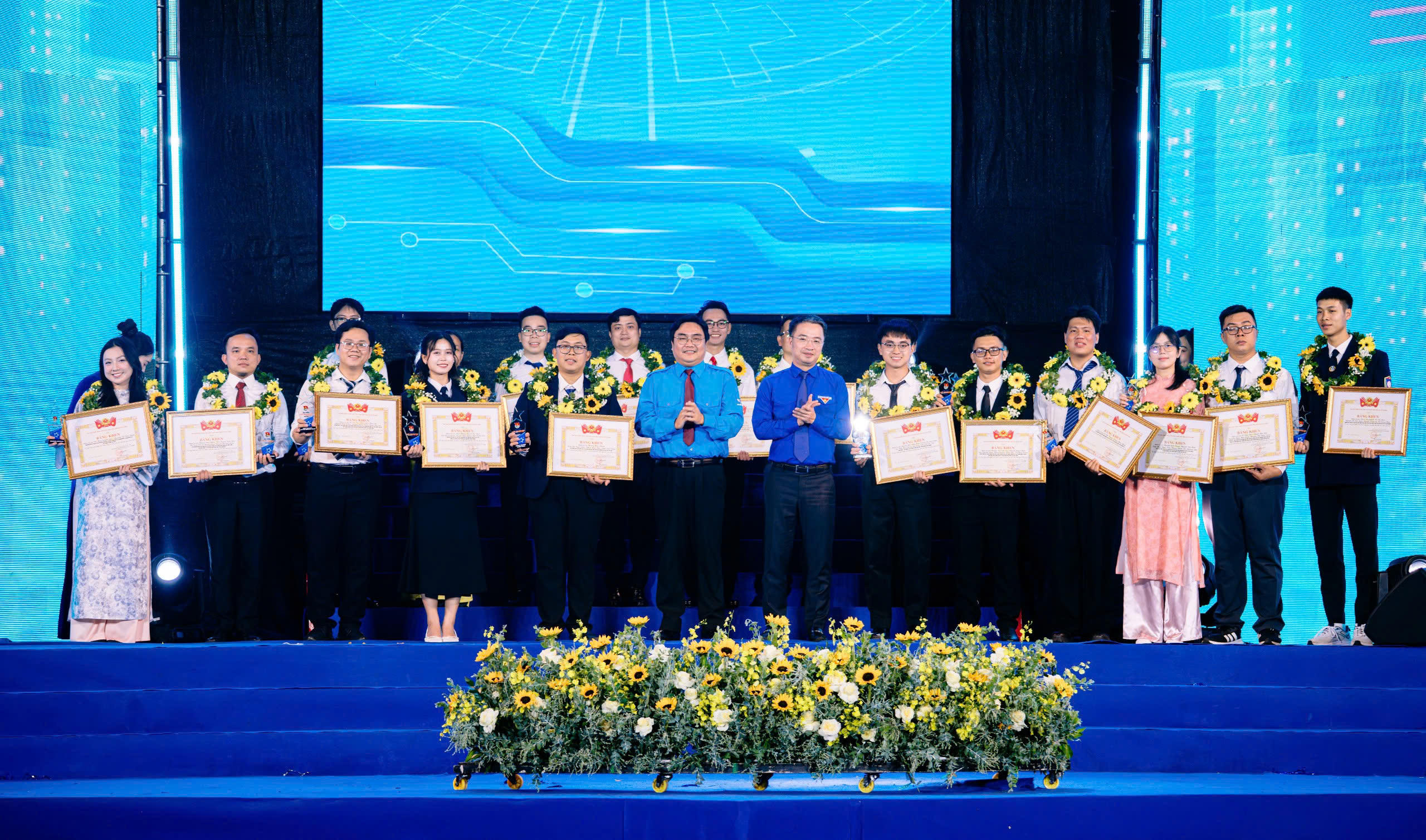 63 gương trẻ được vinh danh, Hòa Minzy nhận giải ‘Tình nguyện quốc gia’ 2025 4 63 gương trẻ được vinh danh, Hòa Minzy nhận giải ‘Tình nguyện quốc gia’ 2025 - Ảnh 4.