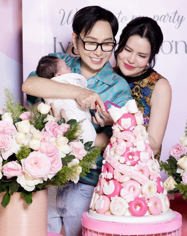 Phương Lê khoe 2 con "chung nửa huyết thống", ái nữ NSƯT Vũ Luân ngủ ngoan khi được chị gái bế bồng 5 Phương Lê và Vũ Luân hạnh phúc hơn sau khi đón con gái.