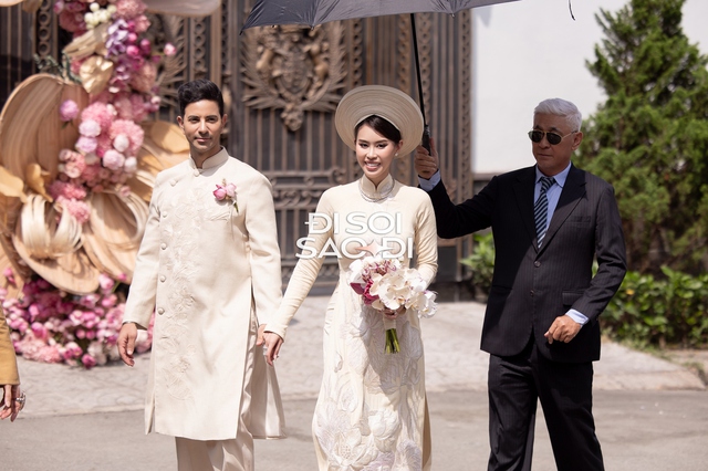 Toàn cảnh đám cưới xa hoa của Tiên Nguyễn: Cô dâu đeo kim cương, ngồi Rolls-Royce về nhà chồng, Hà Tăng và cả gia đình tỷ phú góp mặt!- Ảnh 6.